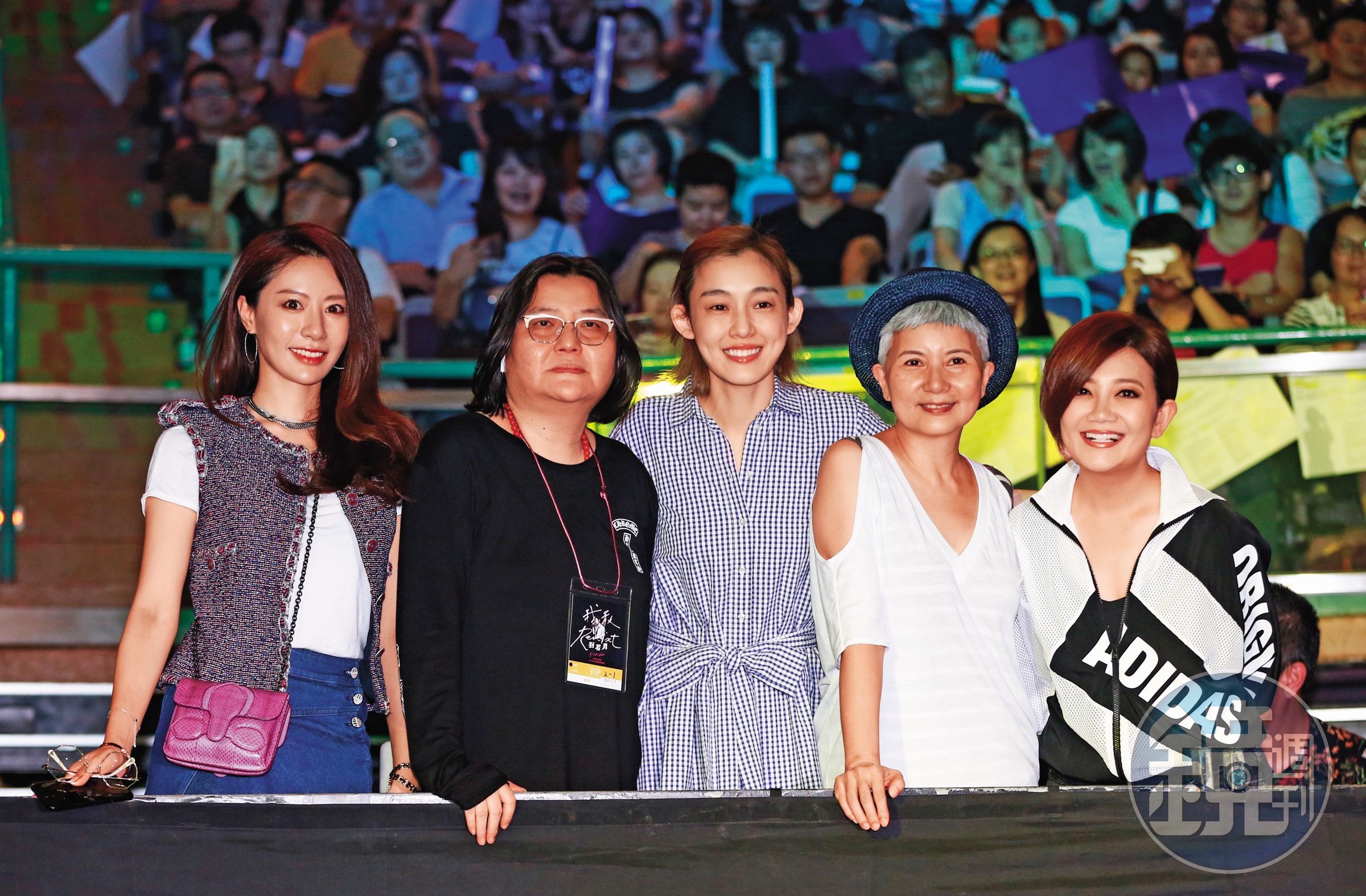 王瀅(左一)在圈中人緣非常好,不時會跟朋友去聽演唱會。右起為梁靜茹、李烈、范瑋琪與邱瓈寬。