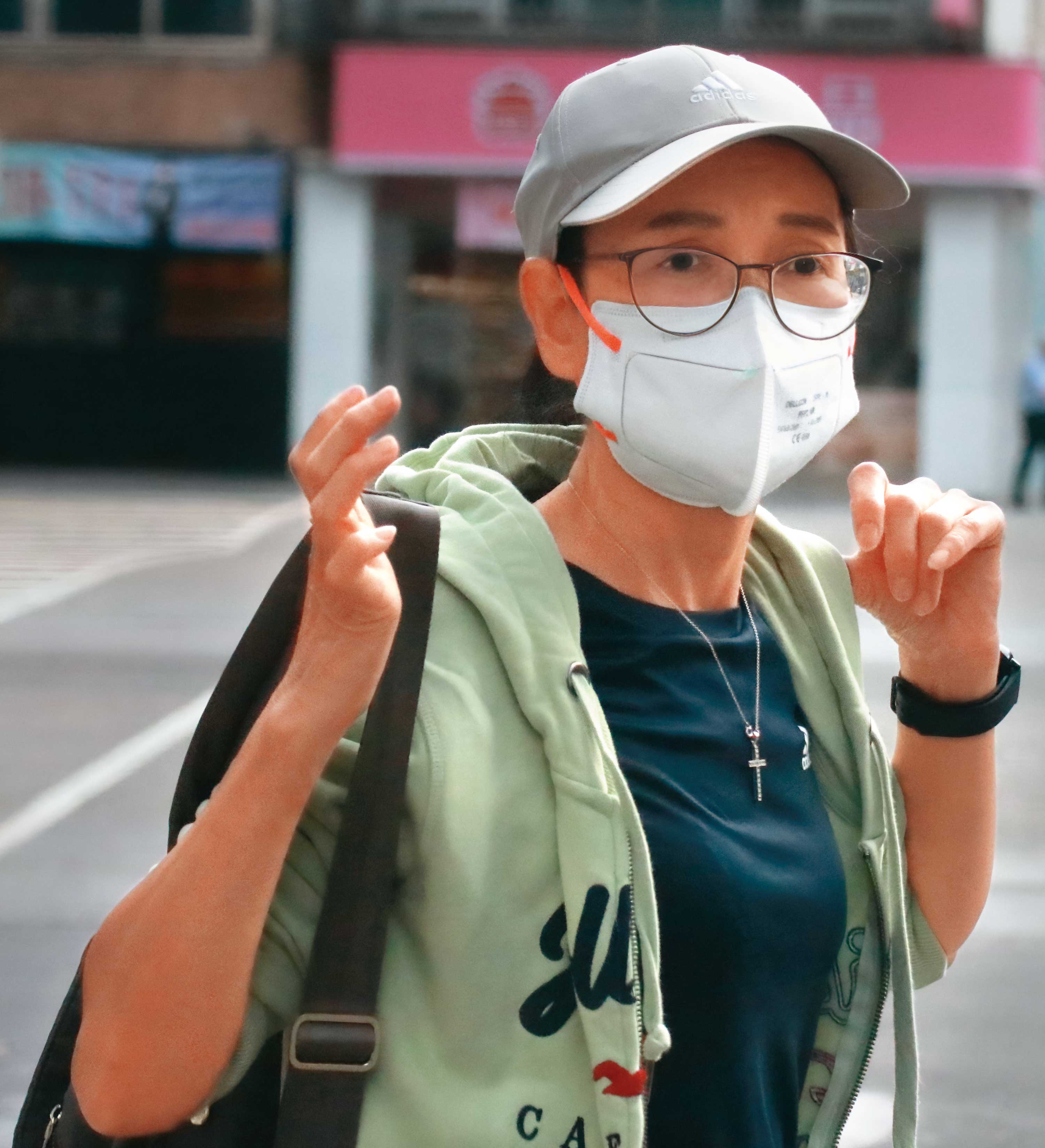 李麗娟是安親班老師,卻一度同時掛名擔任凱思國際與求真民調負責人,遭各界質疑是黃國昌人頭。