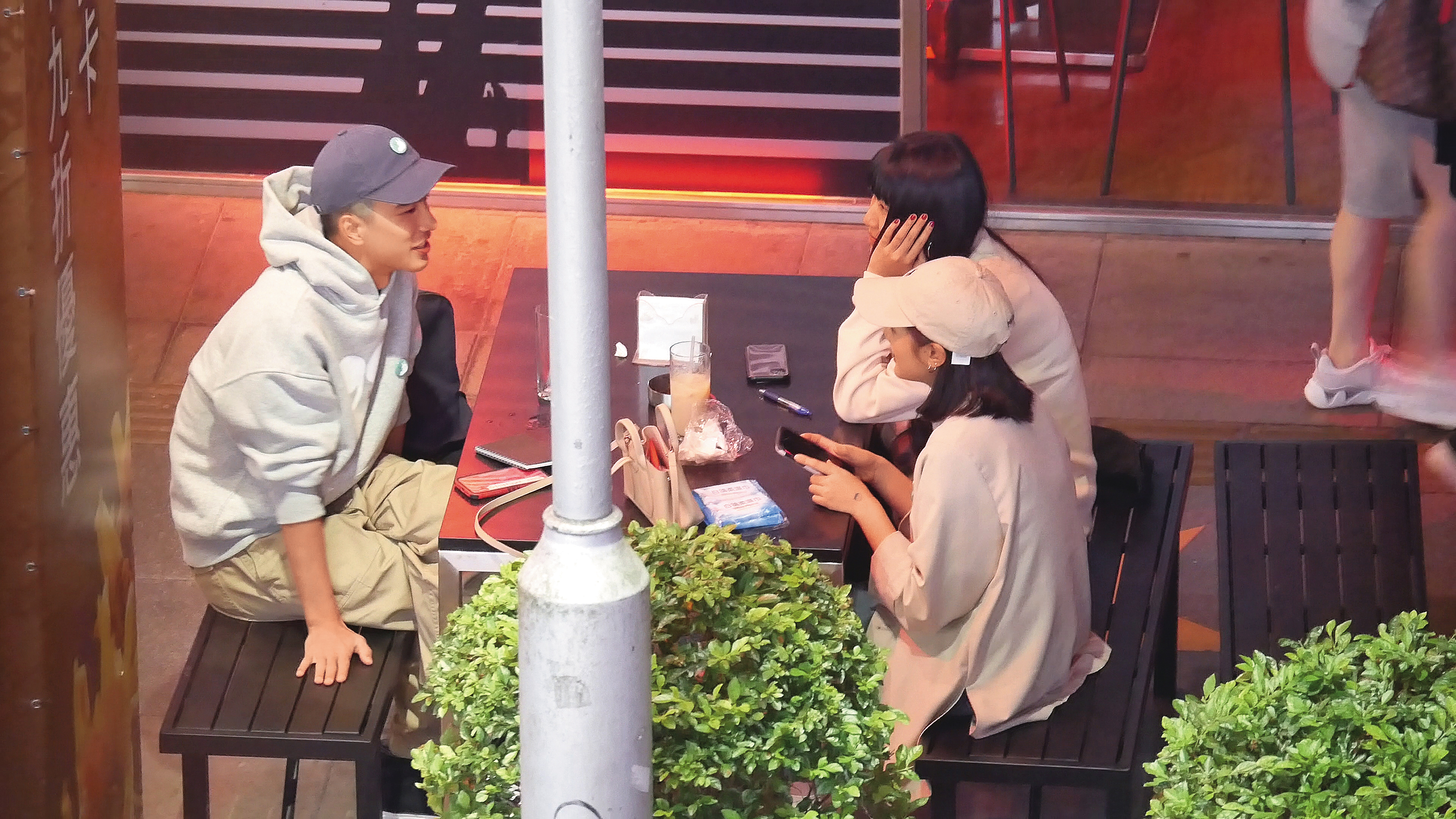 本刊曾直擊曾敬驊（左）與王淨（右前）出遊，但互動僅像朋友。