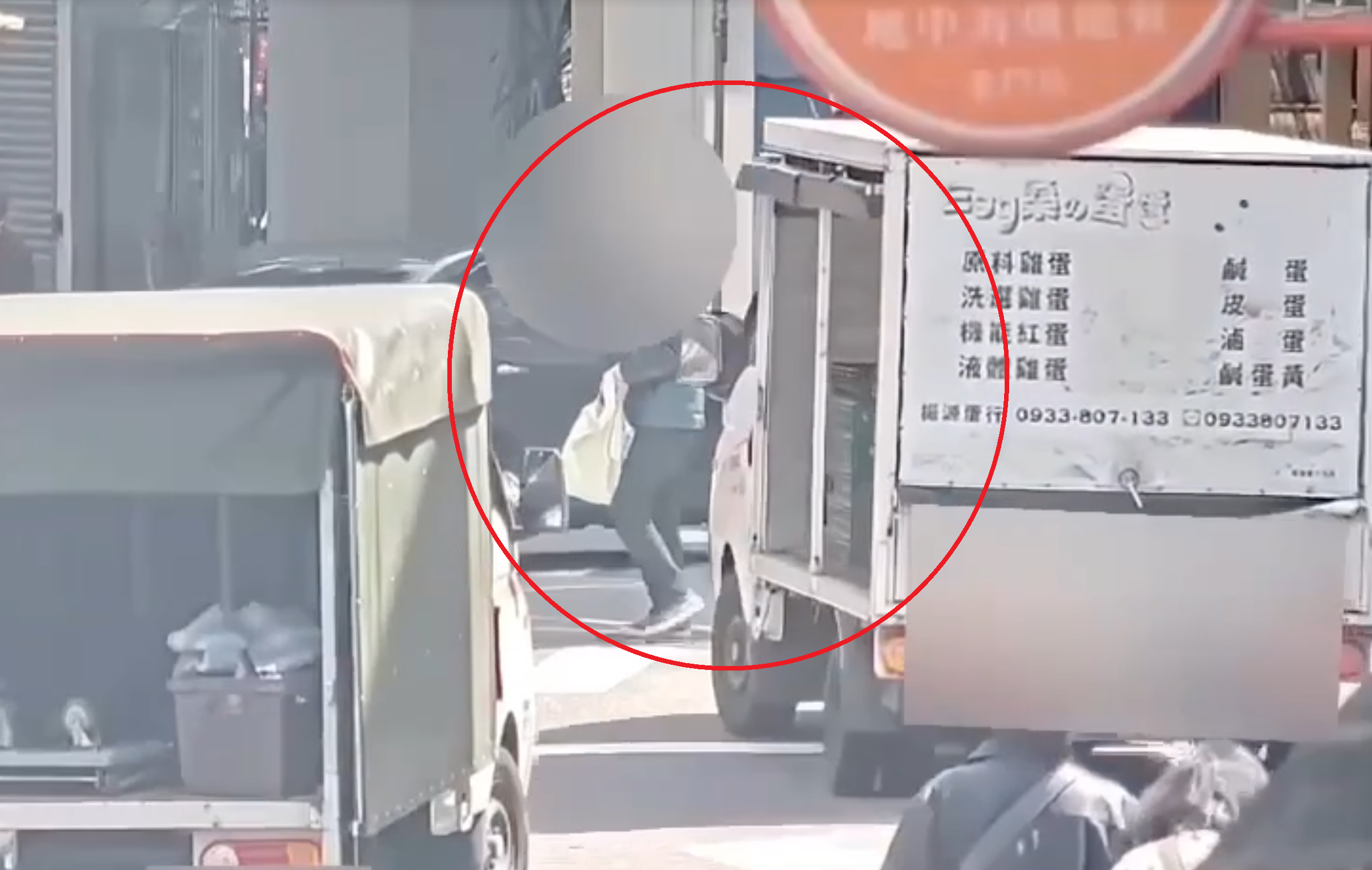 蔡姓男子駕駛小貨車，在永康商圈路口禮讓張姓老翁徒步通行，但下一秒未持續查看，加上疑似A柱視線死角，左轉彎時前車頭仍撞傷老翁。（翻攝畫面）