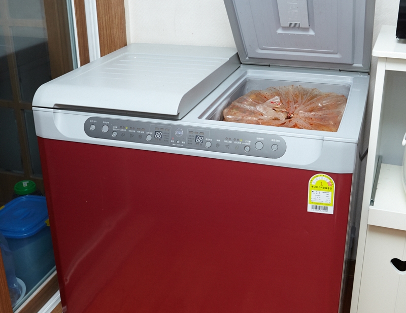 一名男子殺害女友後，將遺體放入辛奇冰箱；辛奇冰箱示意圖。（翻攝自維基百科／국립국어원）