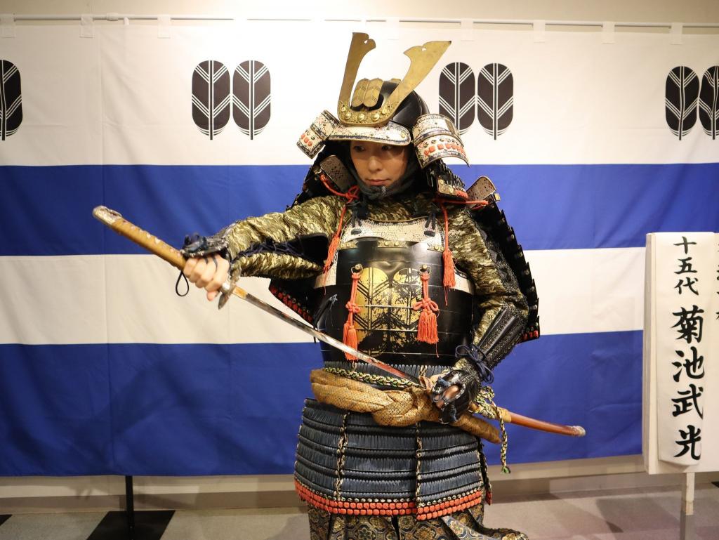 菊池觀光物產館內可體驗菊池武士盔甲變裝。（睿玟管理顧問有限公司提供）