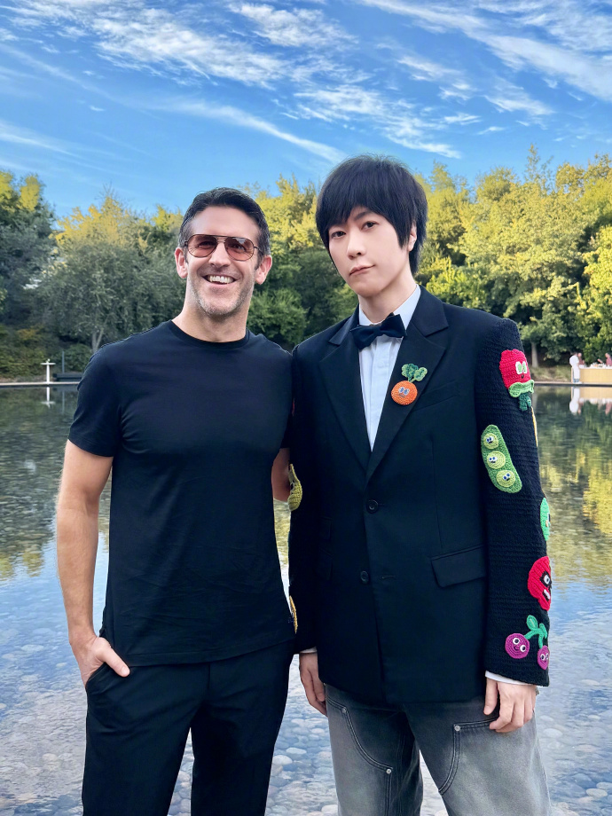 阿信與Apple硬體工程資深副總裁John Ternus合照，開心分享此次參訪心得。（翻攝阿信 Threads）