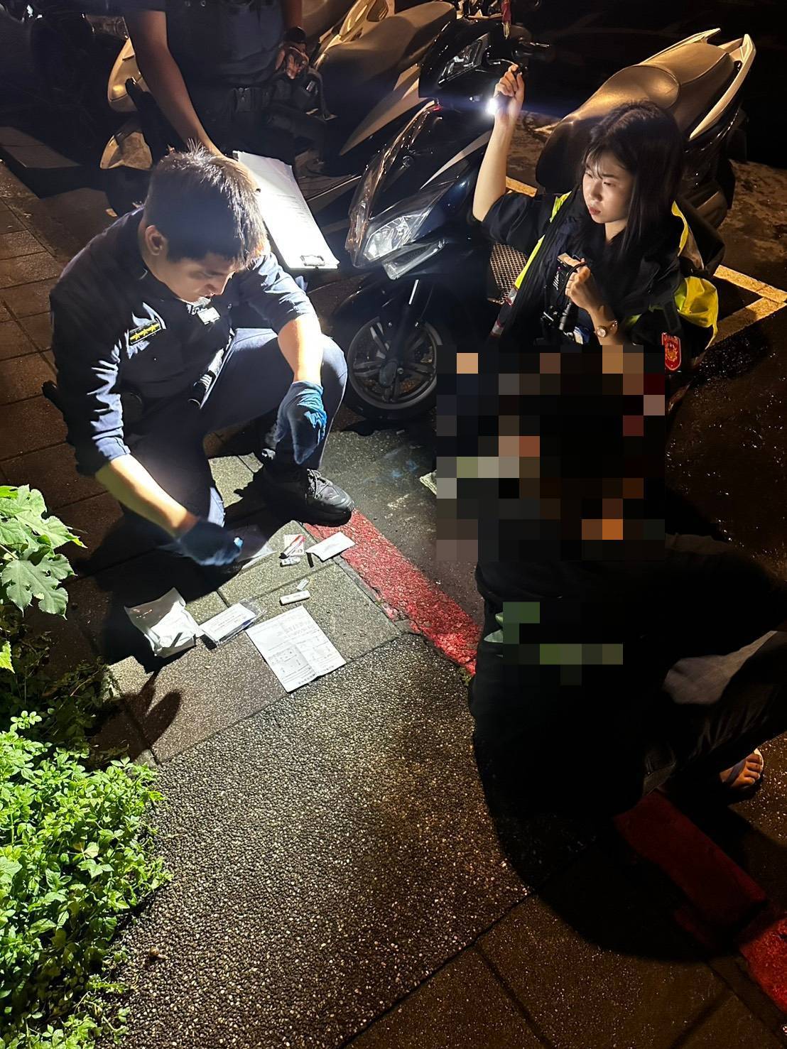 肇事駕駛唾液快篩呈毒品陽性，警方在車上還起獲使用過的喪屍菸彈。翻攝畫面