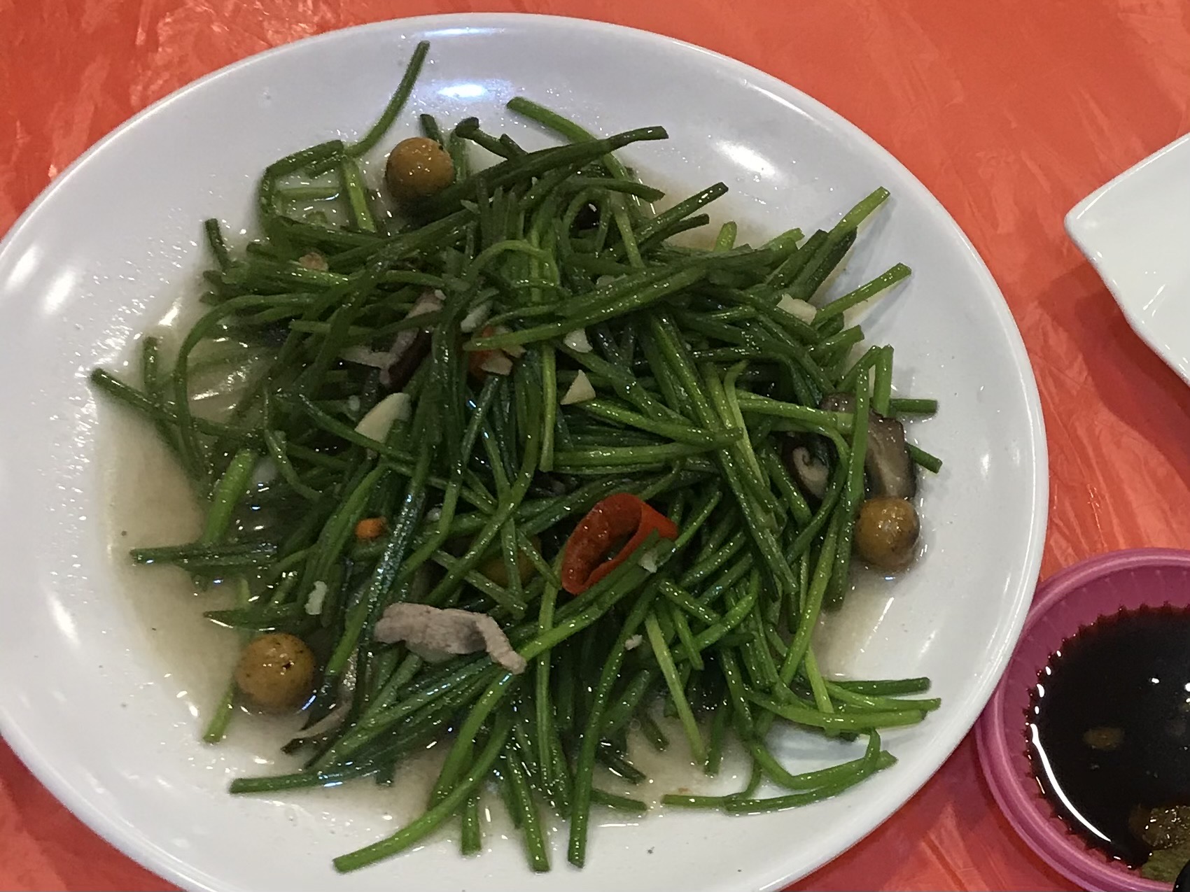 一名日本人來台吃到炒水蓮感到相當驚艷。（本刊資料照）