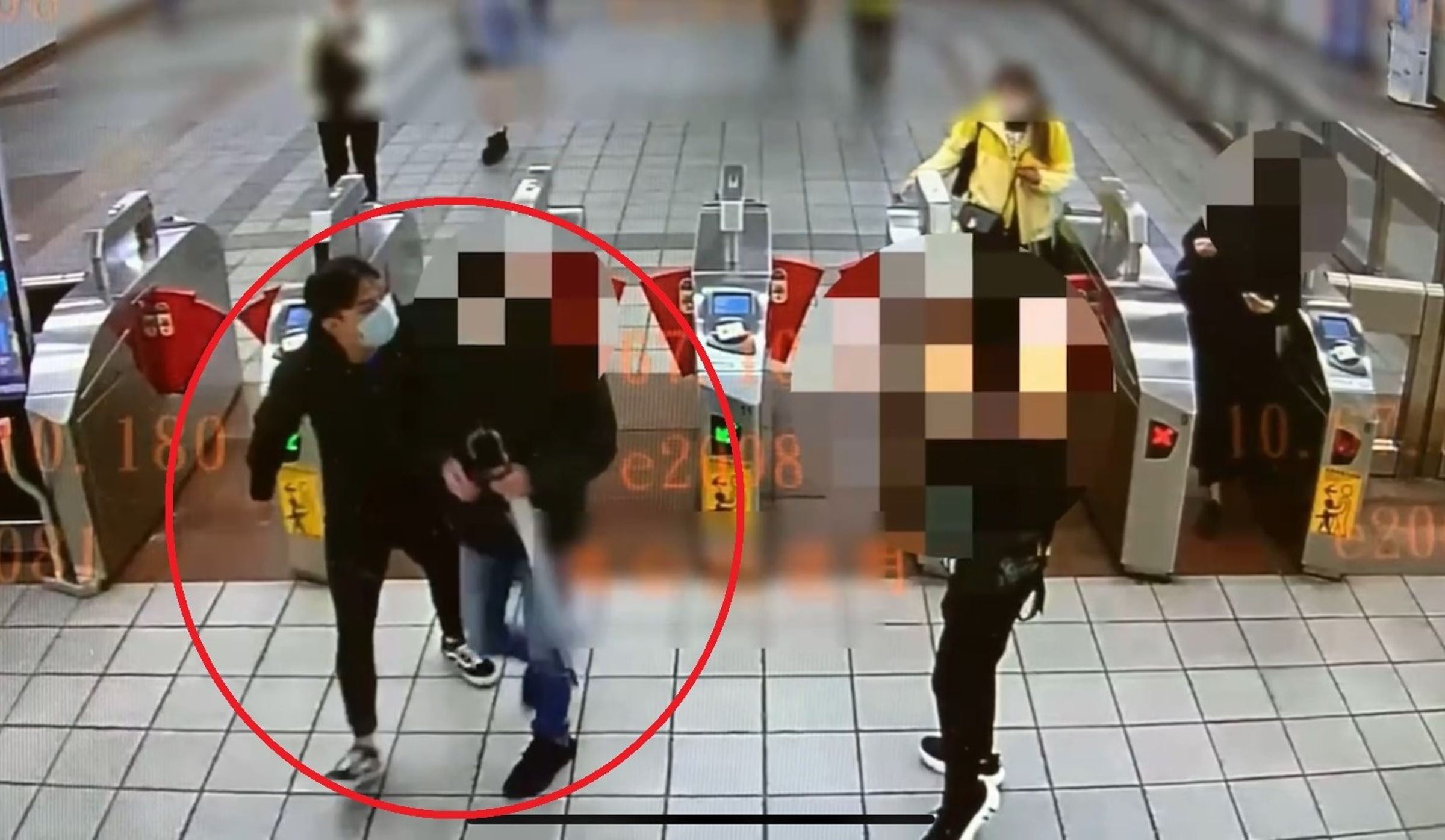 警方尾隨陳男進入捷運站,立刻在閘口將他攔查逮捕(紅圈)。(翻攝畫面)