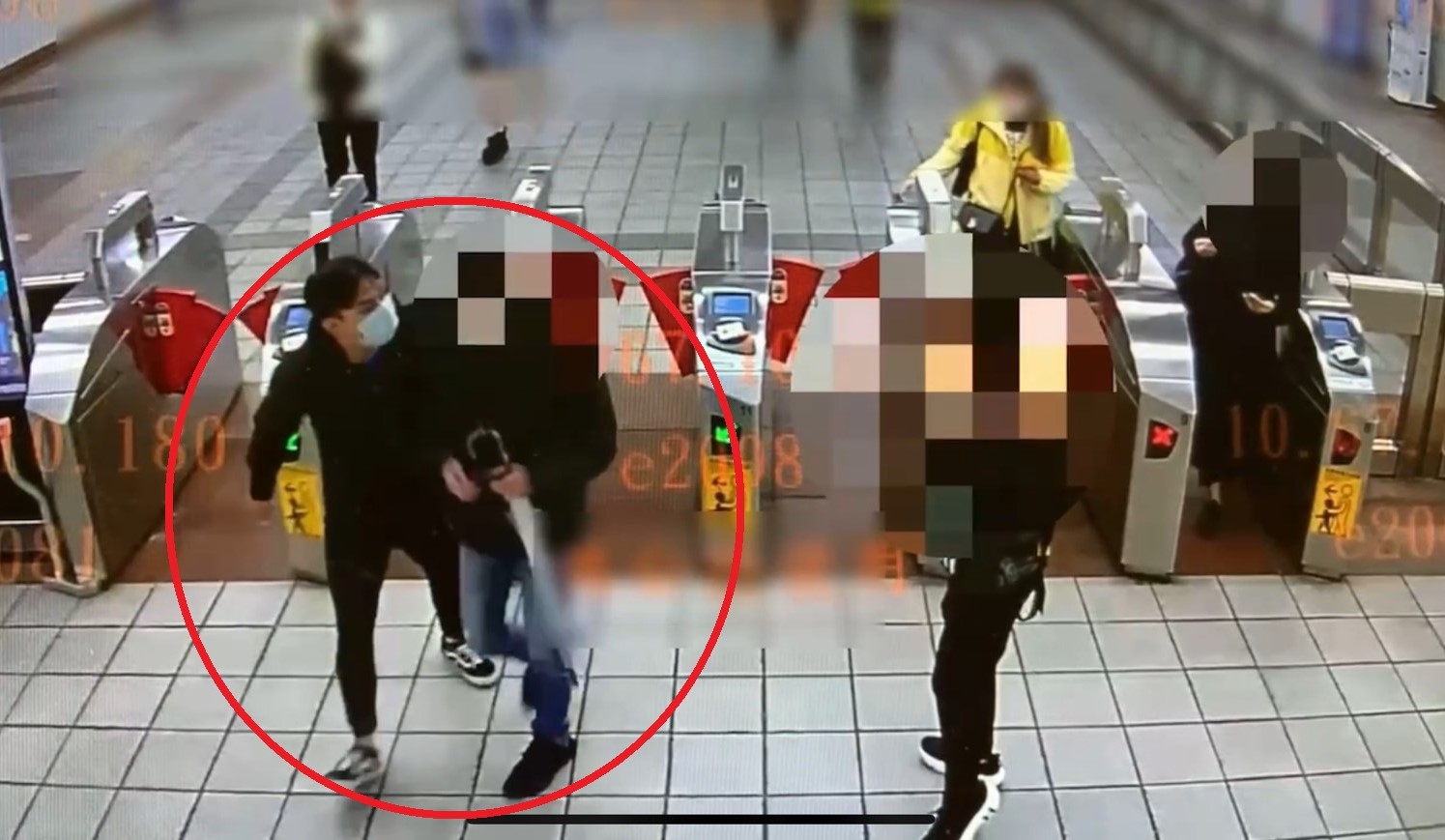 警方尾隨陳男進入捷運站，立刻在閘口將他攔查逮捕（紅圈）。（翻攝畫面）