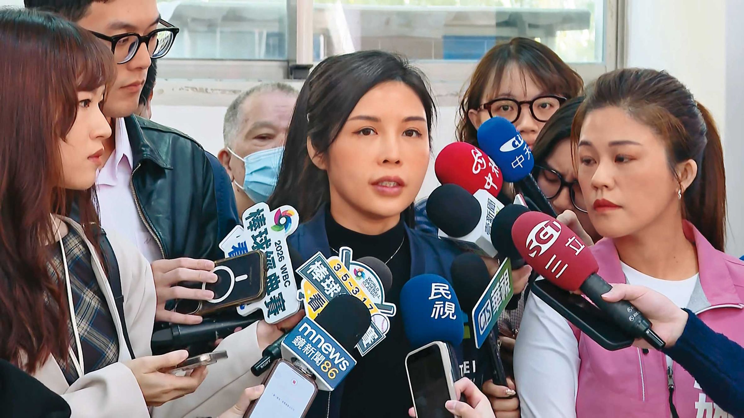 華江里里長洪佳君(圖)在台北市議員洪婉臻陪同下,還原遭性騷擾的狀況。(鏡新聞提供)