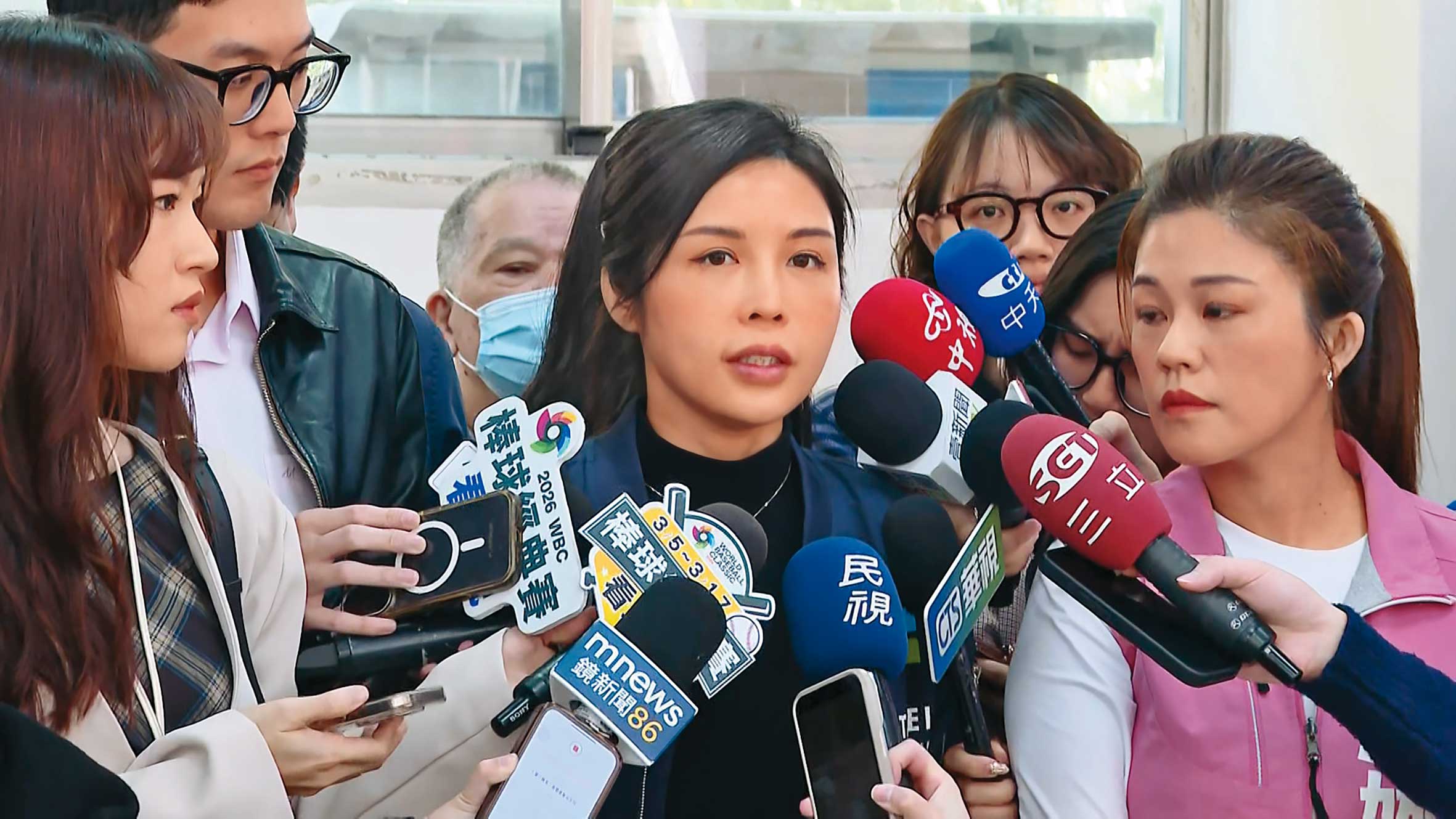 華江里里長洪佳君(圖)在台北市議員洪婉臻陪同下,還原遭性騷擾的狀況。(鏡新聞提供)