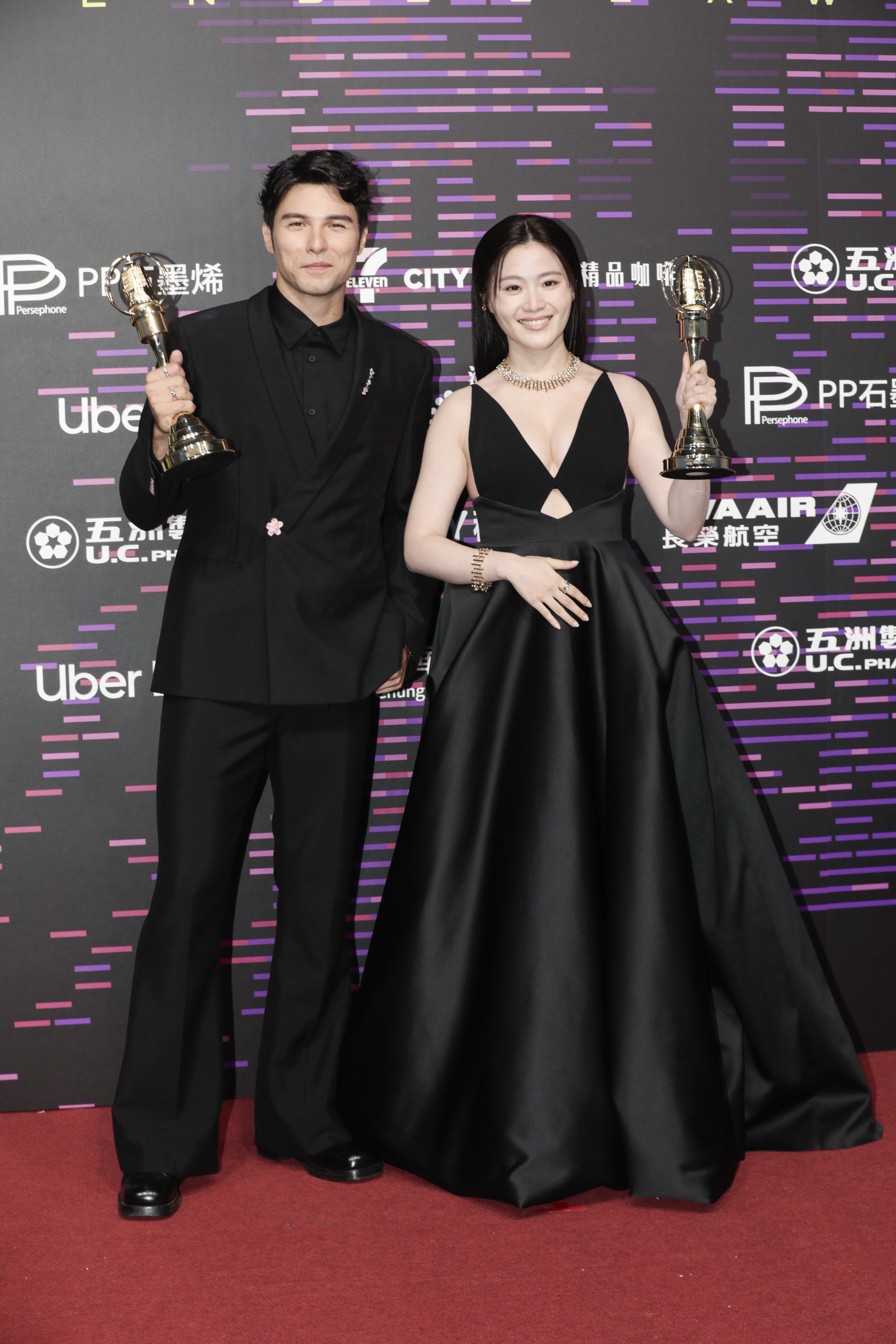 迷你劇集視帝鳳小岳與視后楊小黎合照。