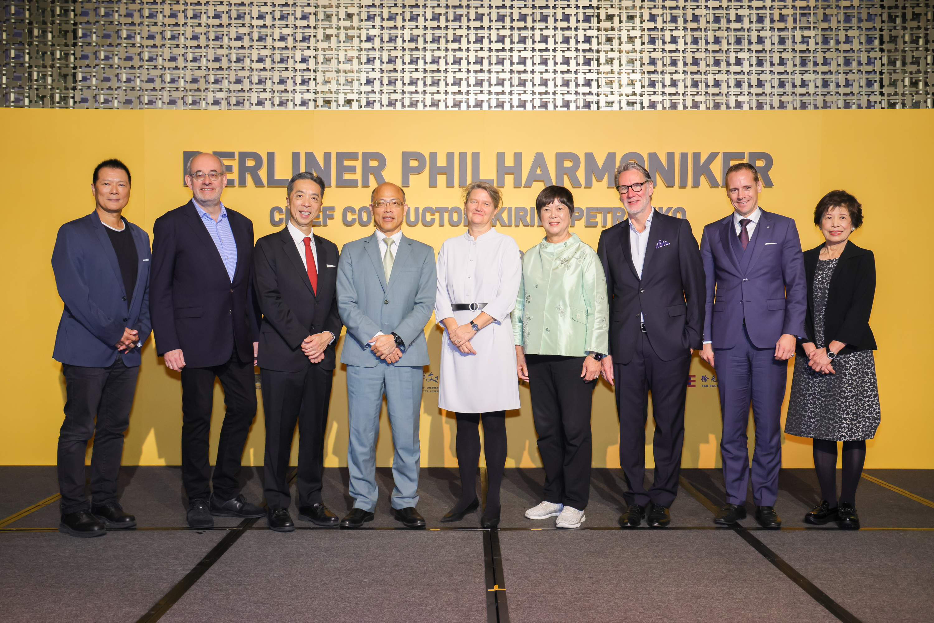 柏林愛樂今舉行抵台記者會，台北市文化局長蔡詩萍（左起）、柏林愛樂董事會代表華特屈斯納、勇源基金會董事長陳致遠、玉山銀行資深副總經理林榮華、柏林愛樂總經理安德萊雅齊茨施曼、台積電資深副總經理暨ESG委員會主席何麗梅、柏林愛樂媒體委員會代表暨數位音樂廳創辦負責人奧拉夫曼寧格、台灣賓士總裁賴恩凱Mark Raine和遠東集團徐元智紀念基金會執行長董麗貞出席。  （牛耳藝術提供）