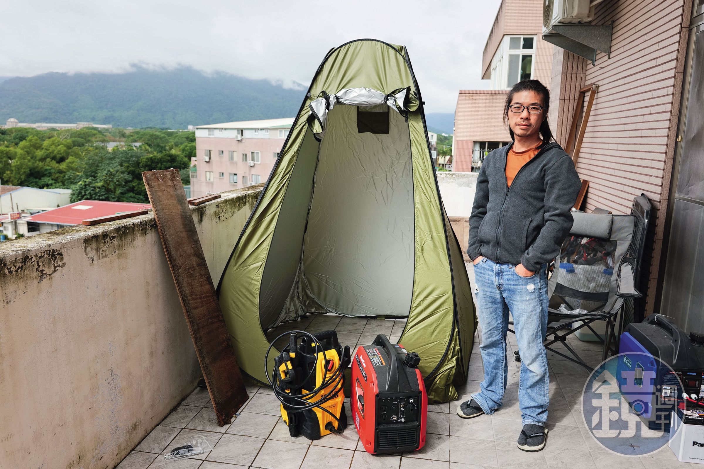 2坪大的小草野生工作室陽台，在救災的22天裡成為志工們分享心事、儲備能量的地方。