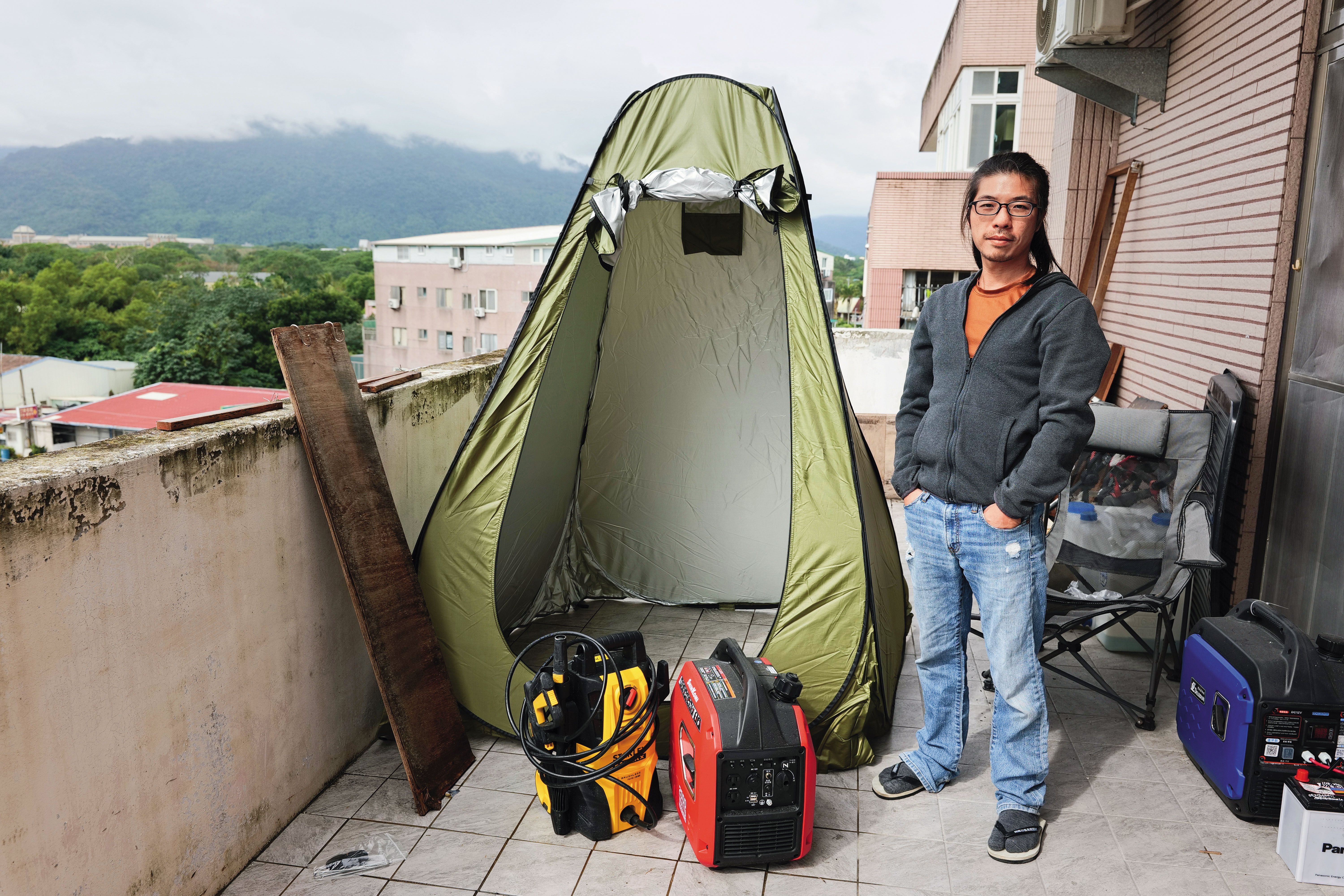 2坪大的小草野生工作室陽台，在救災的22天裡成為志工們分享心事、儲備能量的地方。