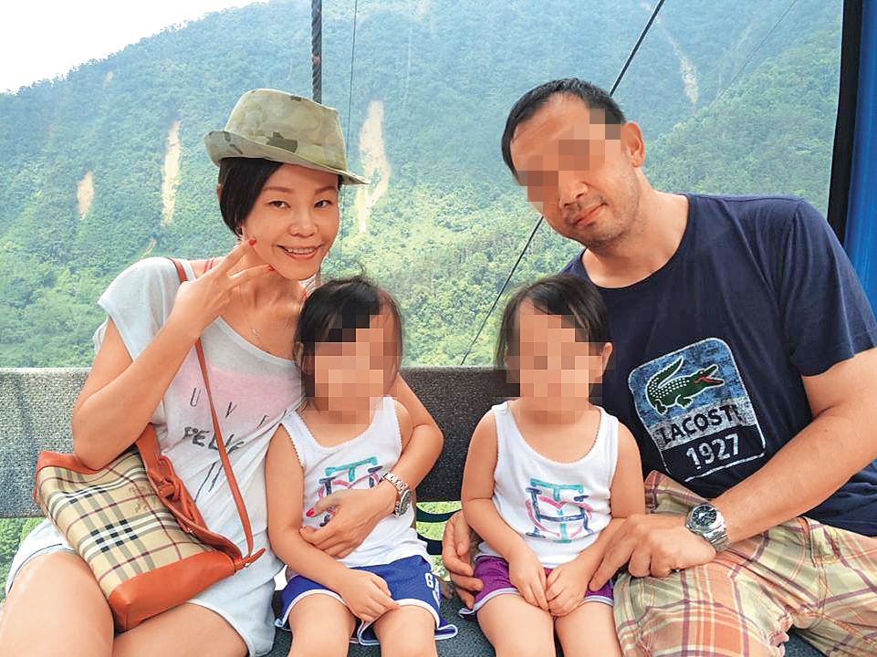 與王丕仁（右一）的婚姻生下一子與一對雙胞胎女兒，彭佳慧（左一）當時常在社群平台分享家庭溫馨時刻。（翻攝自彭佳慧臉書）