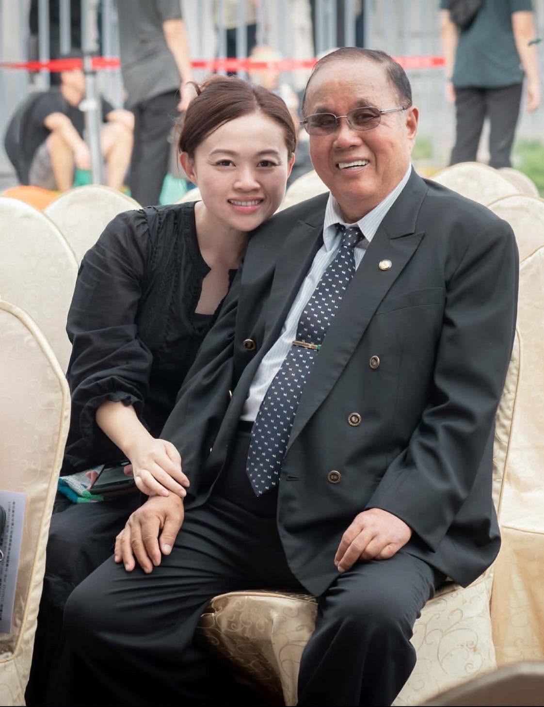 蔡依儒是台南已故詩人蔡奇蘭之女,過去蔡奇蘭對前女婿也是照顧有加。(翻攝自蔡奇蘭臉書)