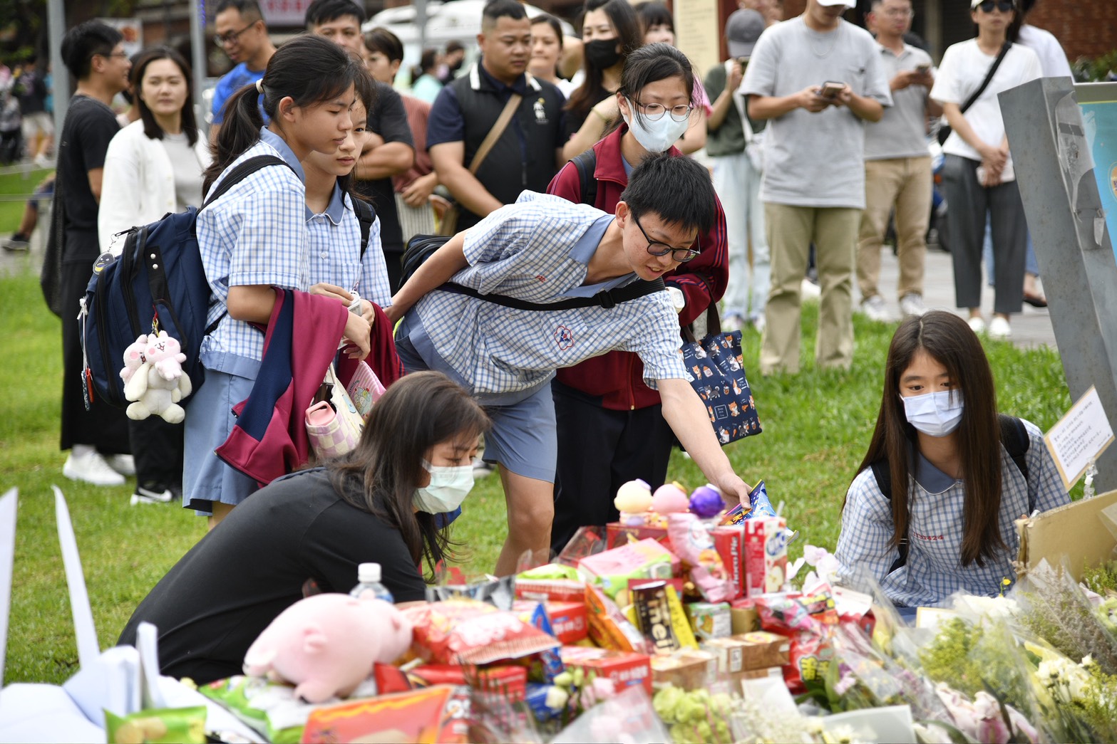 民眾自發前往事發地點獻花悼念，場面哀戚。（鏡報新聞網李智為）