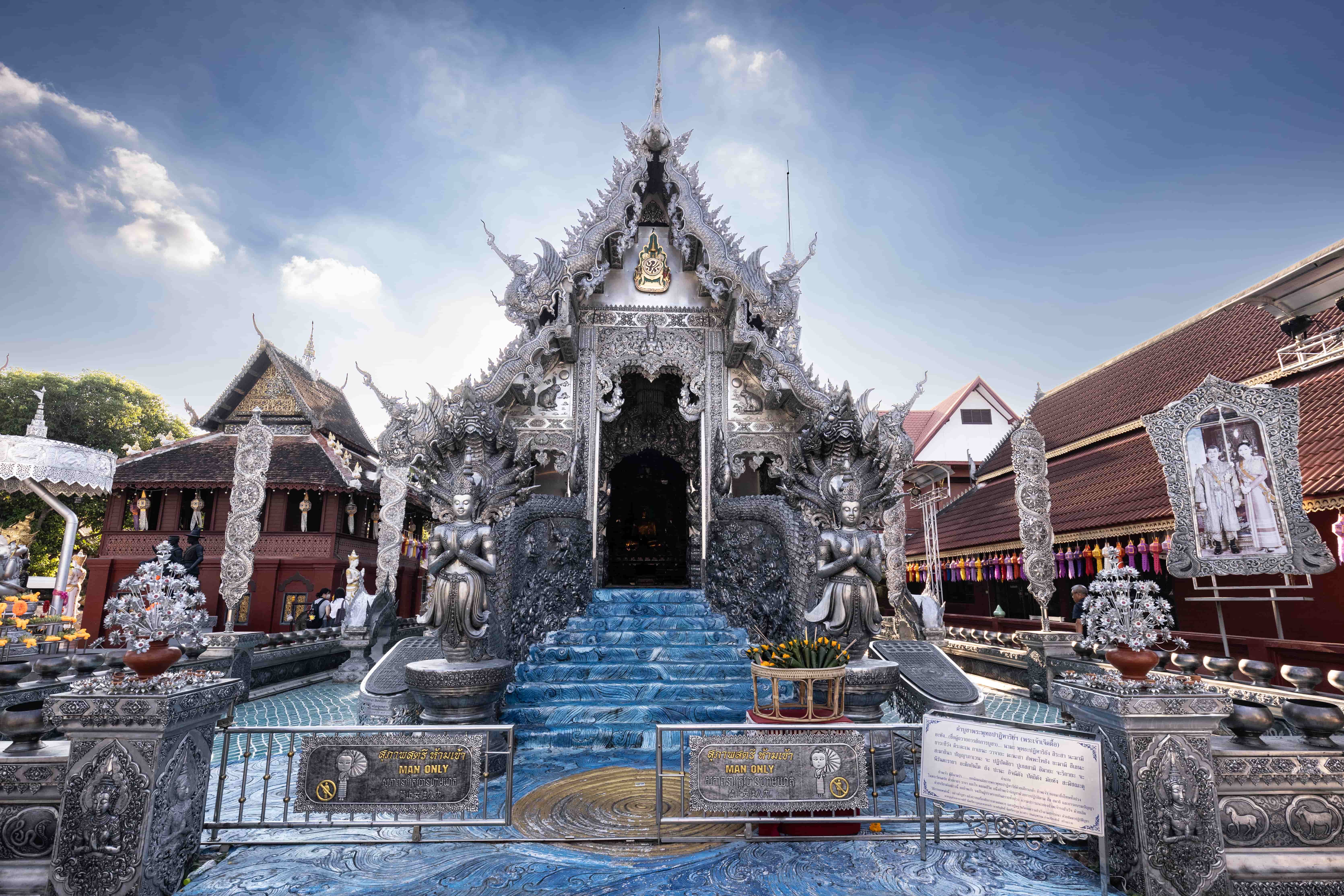 銀廟「素攀寺」（Wat Sri suphan）建築為蘭納風格，雕刻精美的鋁銀裝飾描繪了佛教故事、佛法謎題和寺廟的歷史。