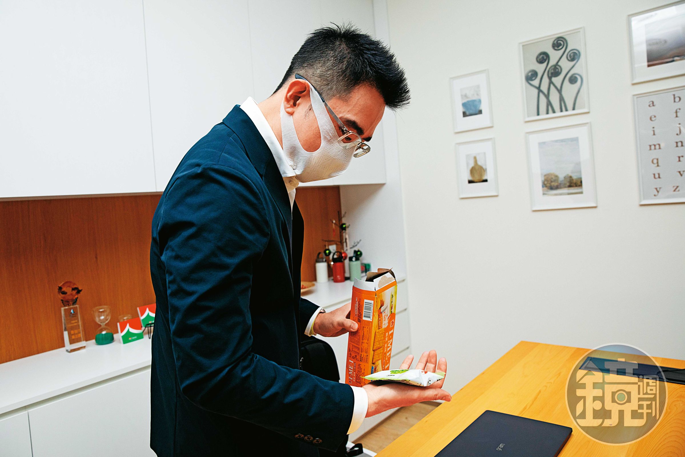 周耕宇工作忙碌，只好隨身攜帶餅乾充飢趕行程。
