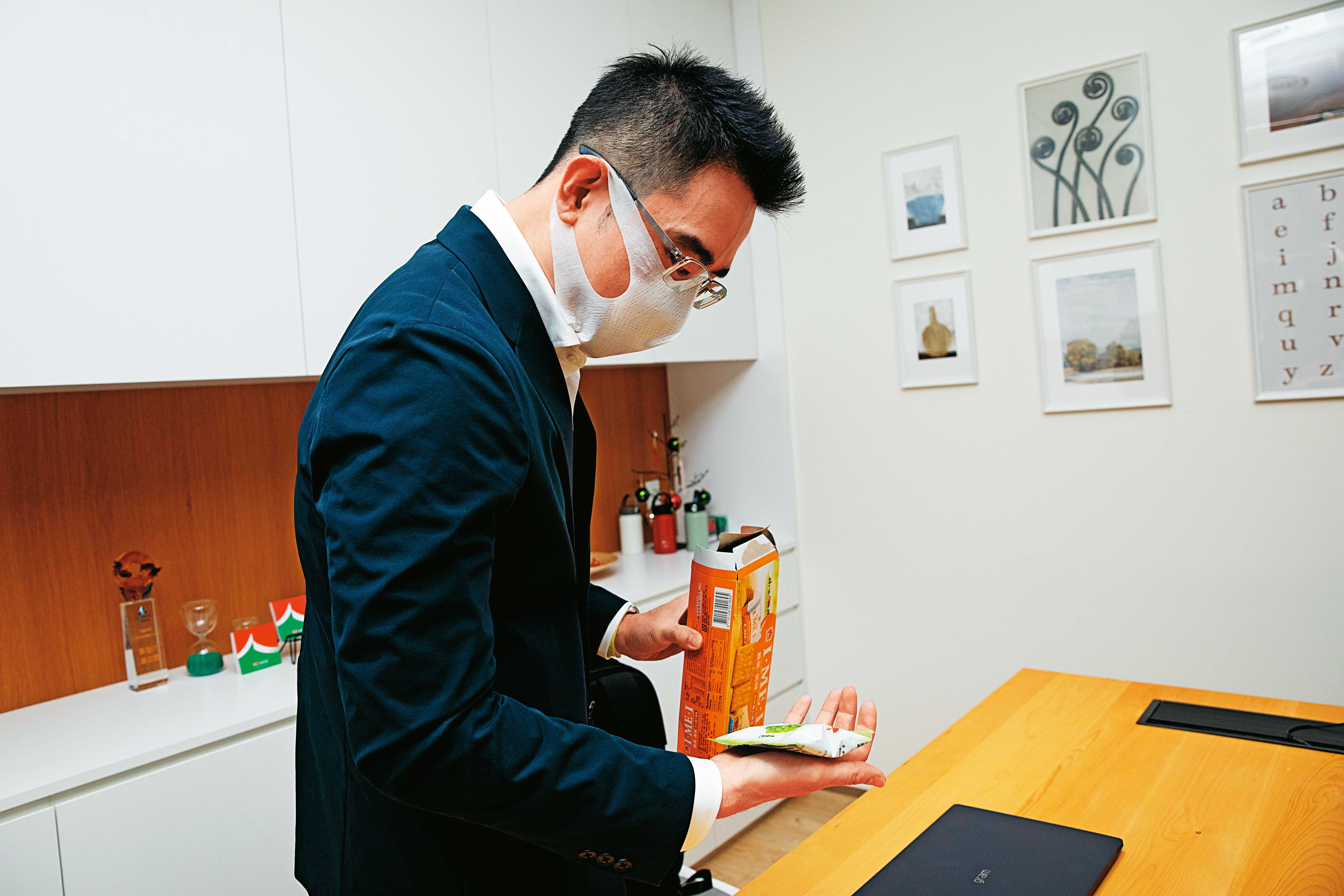 周耕宇工作忙碌，只好隨身攜帶餅乾充飢趕行程。