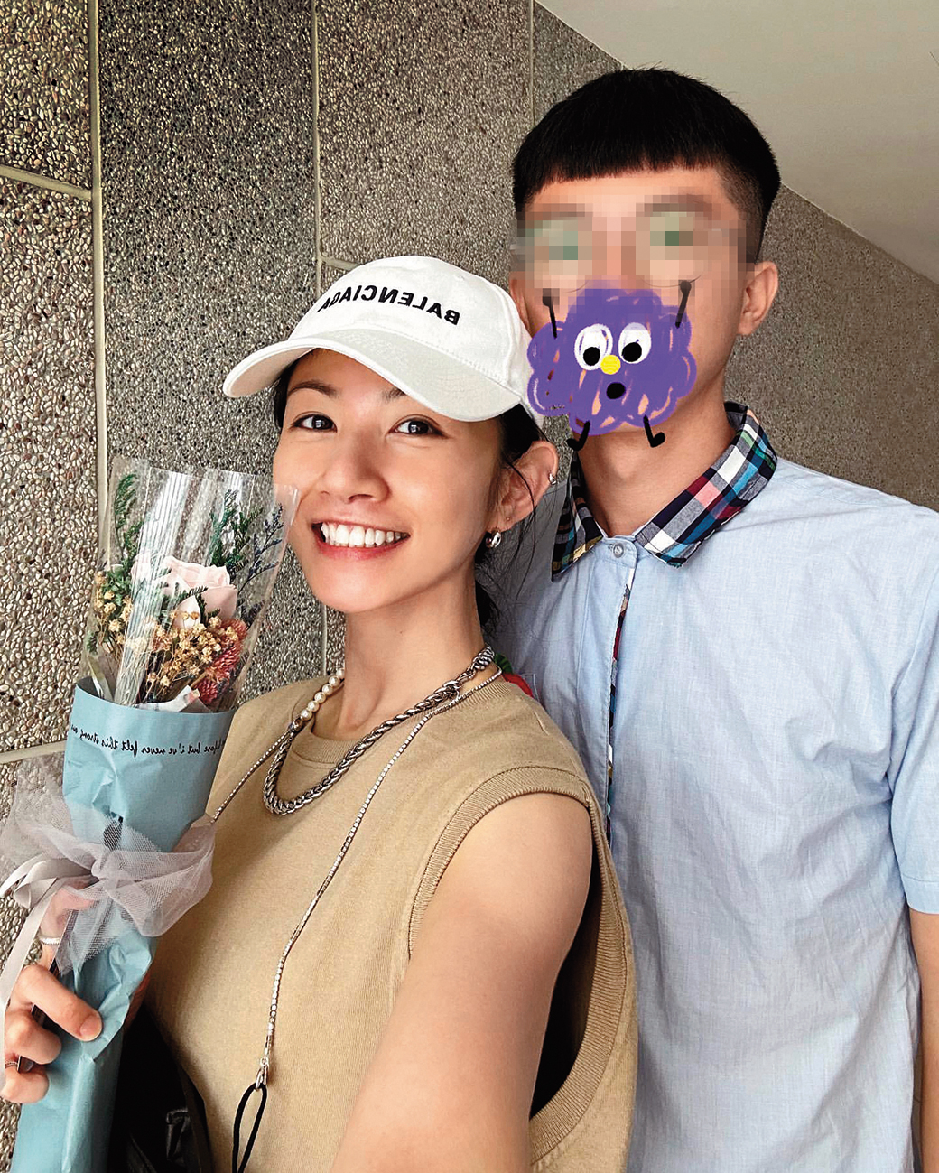 李千娜19歲就結婚，和前夫育有2個小孩，她常在社交平台上po照並出席孩子的活動，圖為她出席兒子的高中畢業典禮。
