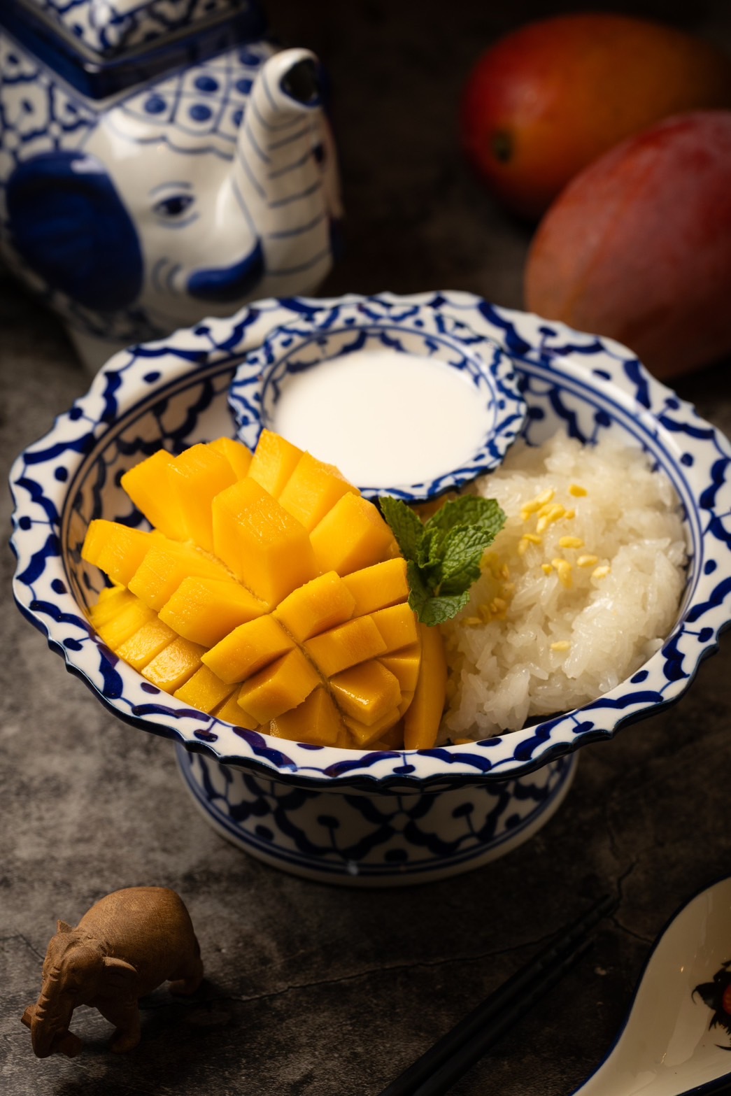 季節限定，淋上可口椰奶的「芒果糯米飯」，令人忘記澱粉量的攝入，無縫接軌鹹食停不下口。（199元／份） 