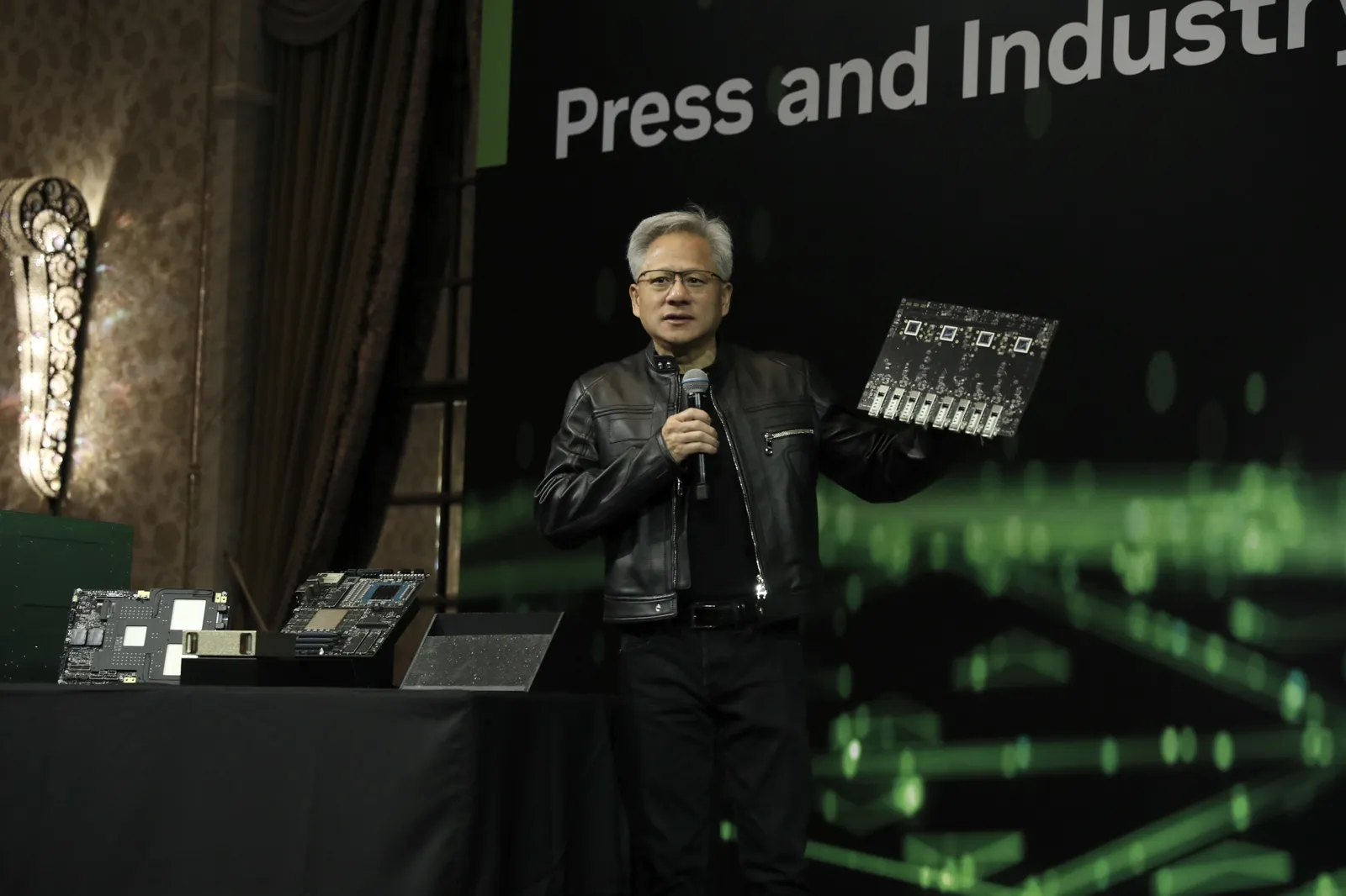 黃仁勳解密推出NVLink Fusion的背後原因。（鏡報新聞網提供）
