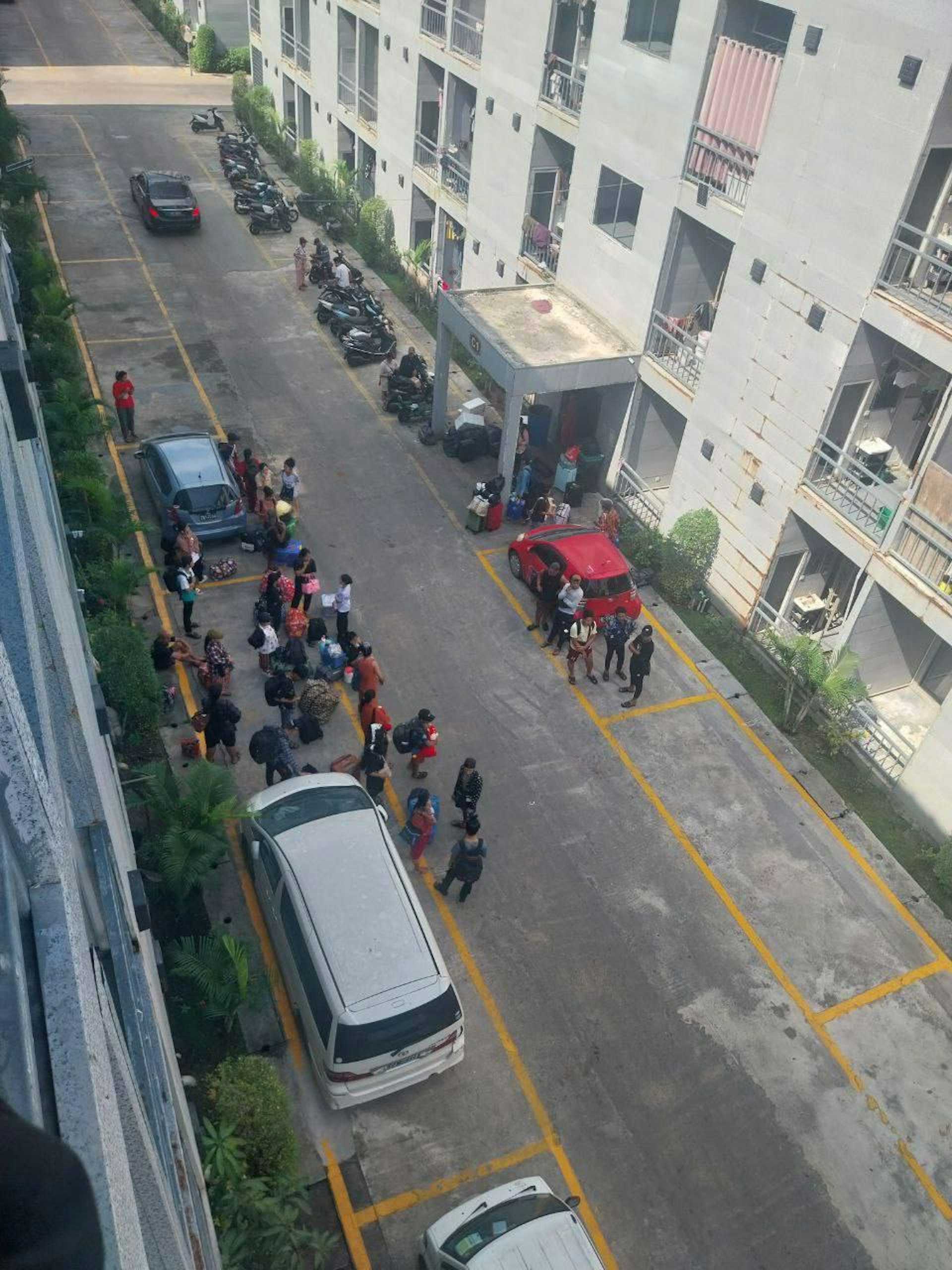 KK園區內外出現民眾匆忙收拾行李準備撤離，街道上停滿摩托車與車輛，氣氛緊張。（翻攝網路畫面）