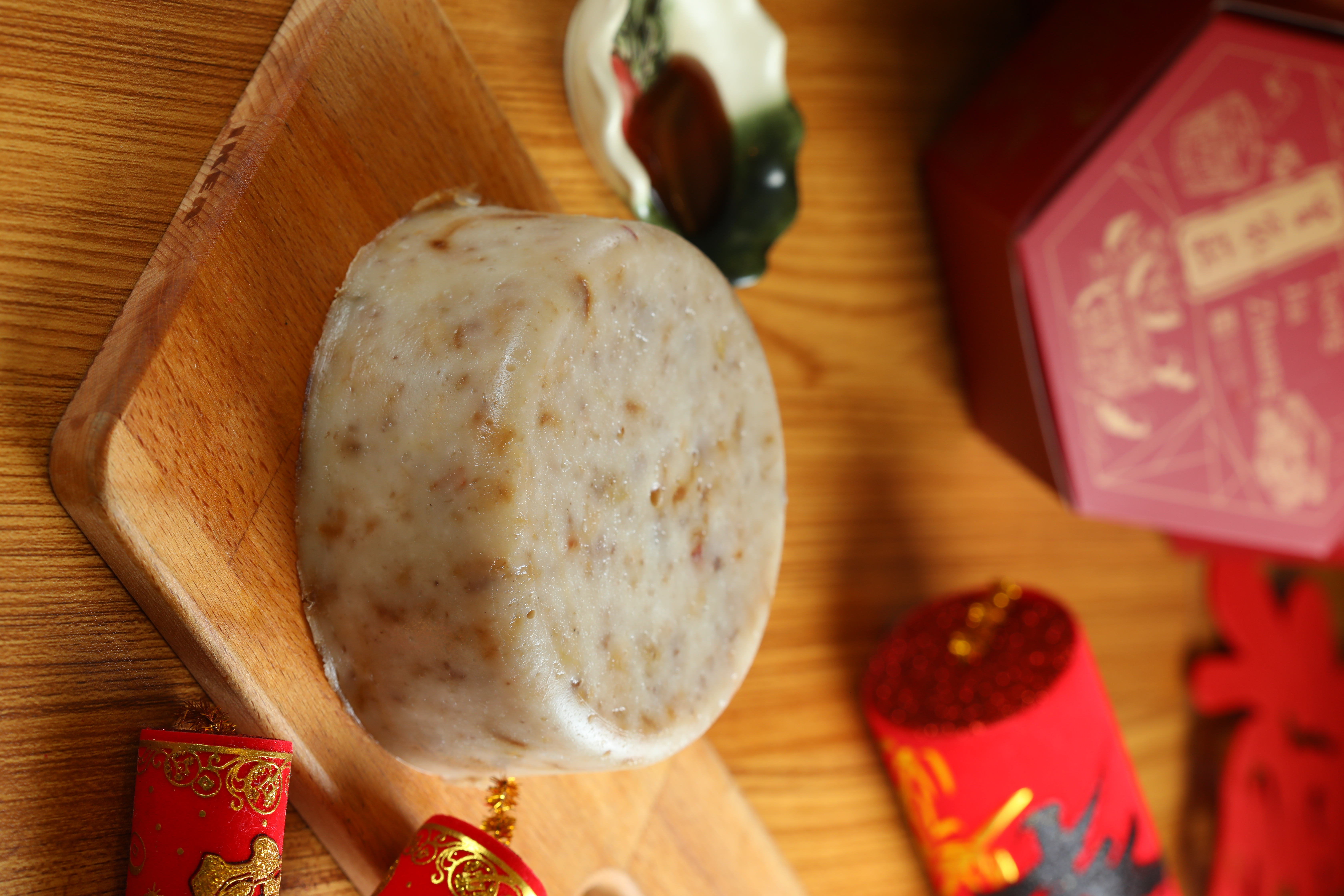 市面上少見的「鹹甜糕」是過年才吃得到的獨門口味，豬絞肉與油蔥香氣十足，煎過之後鹹甜涮嘴。（183元／條）