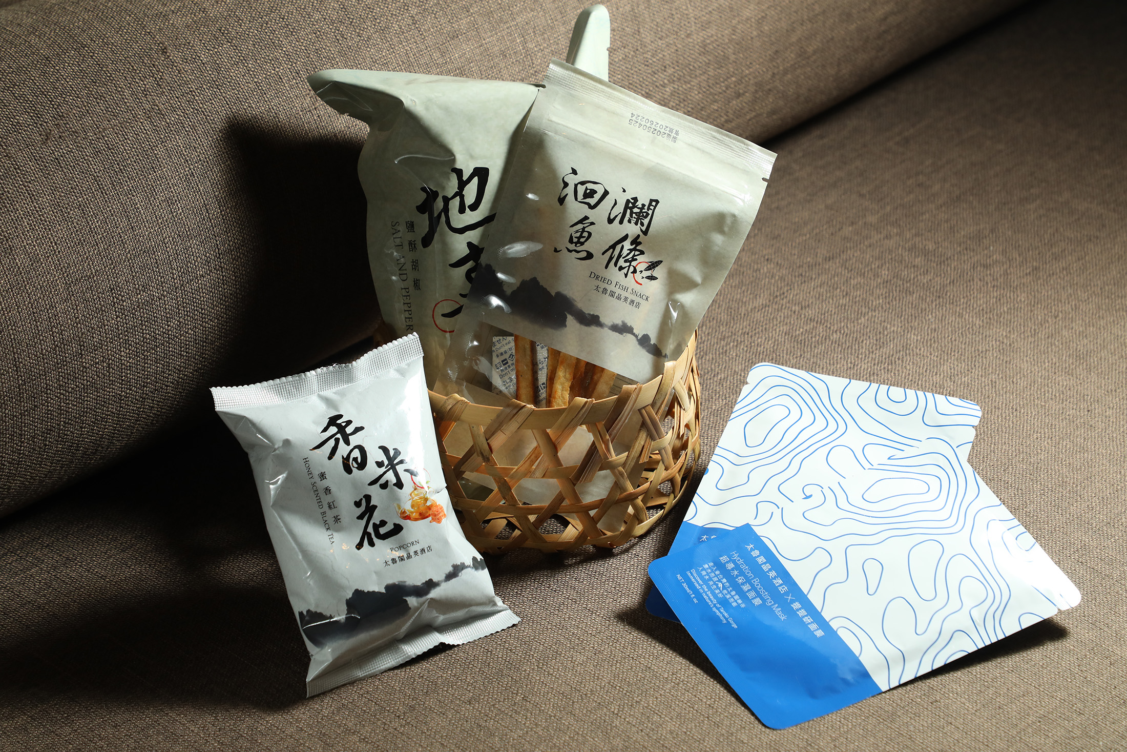 客房內貼心準備冰鎮面膜、魚條與香米花等花蓮名產。