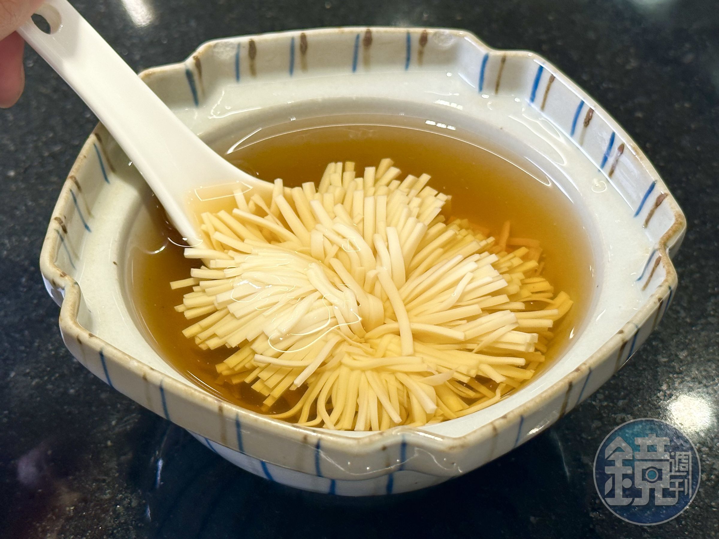 「菊花豆腐盅」湯頭清甜有柴魚香,縱橫各切40刀的白豆腐,形如菊花、細滑化口。