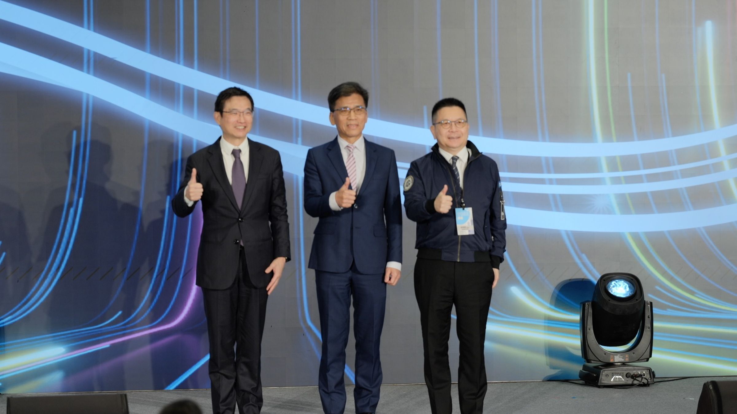 金管會主委彭金隆(中)、創投公會理事長邱德成(左)、與證交所董事長林修銘(右) 為「解碼創新板 創業投資新機遇」座談會開場致詞，一同探討創新企業成長趨勢與資本市場支持策略。