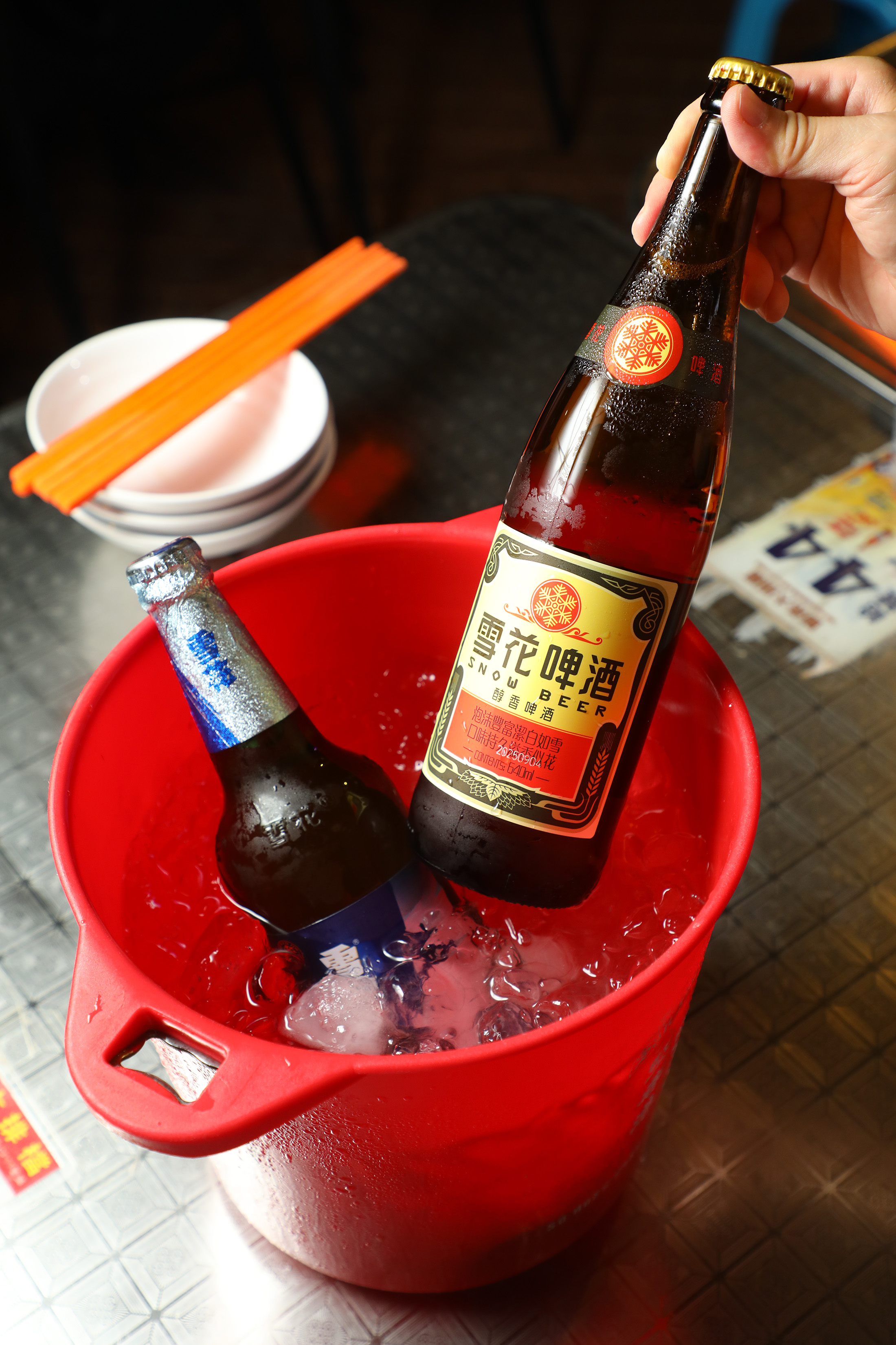 在御希能喝到源自瀋陽的雪花經典啤酒，清爽滋味與各種熱炒百搭。（港幣28元／支，約NT$108）