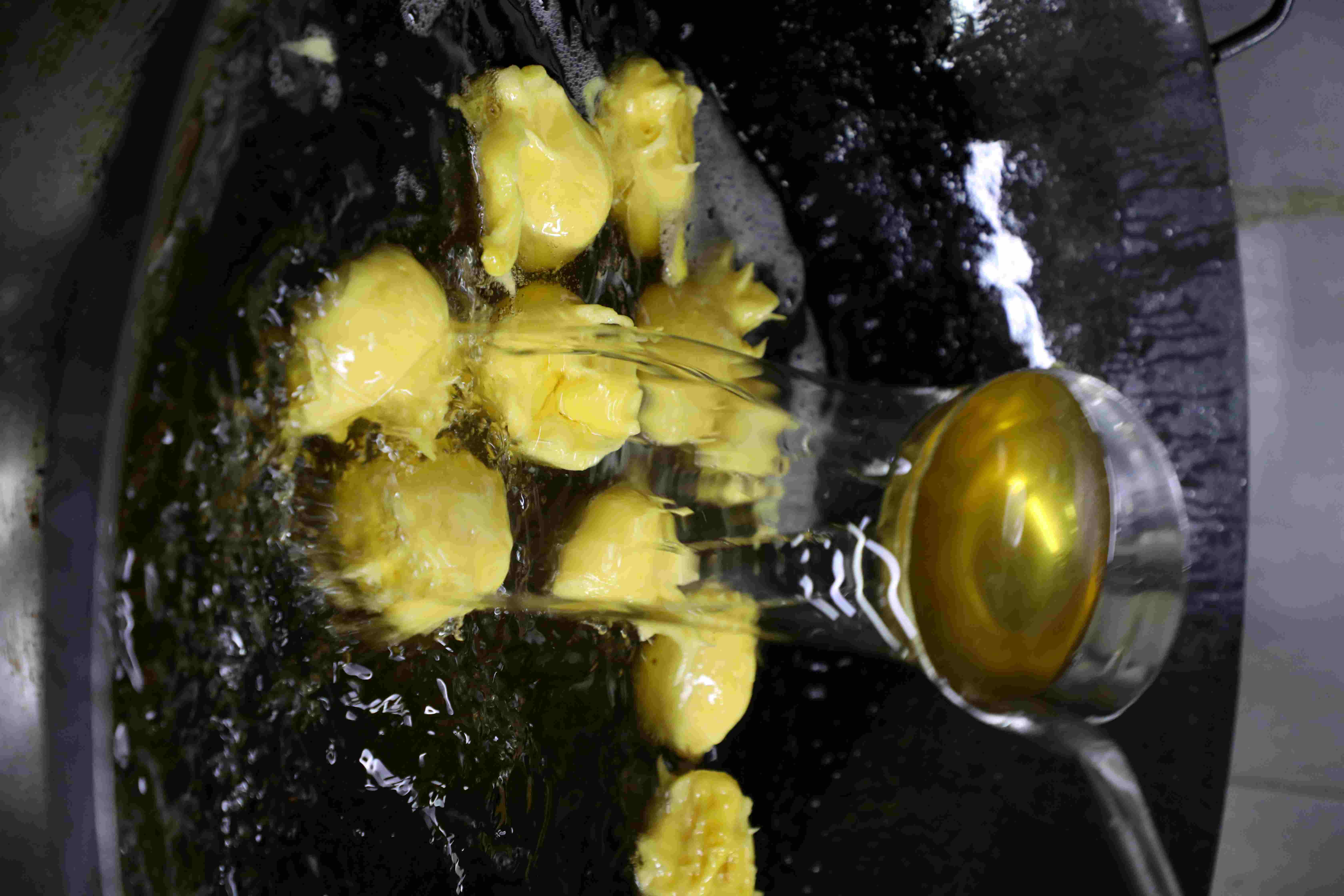 製作冰花雞蛋球得用溫油慢炸，非常費時。