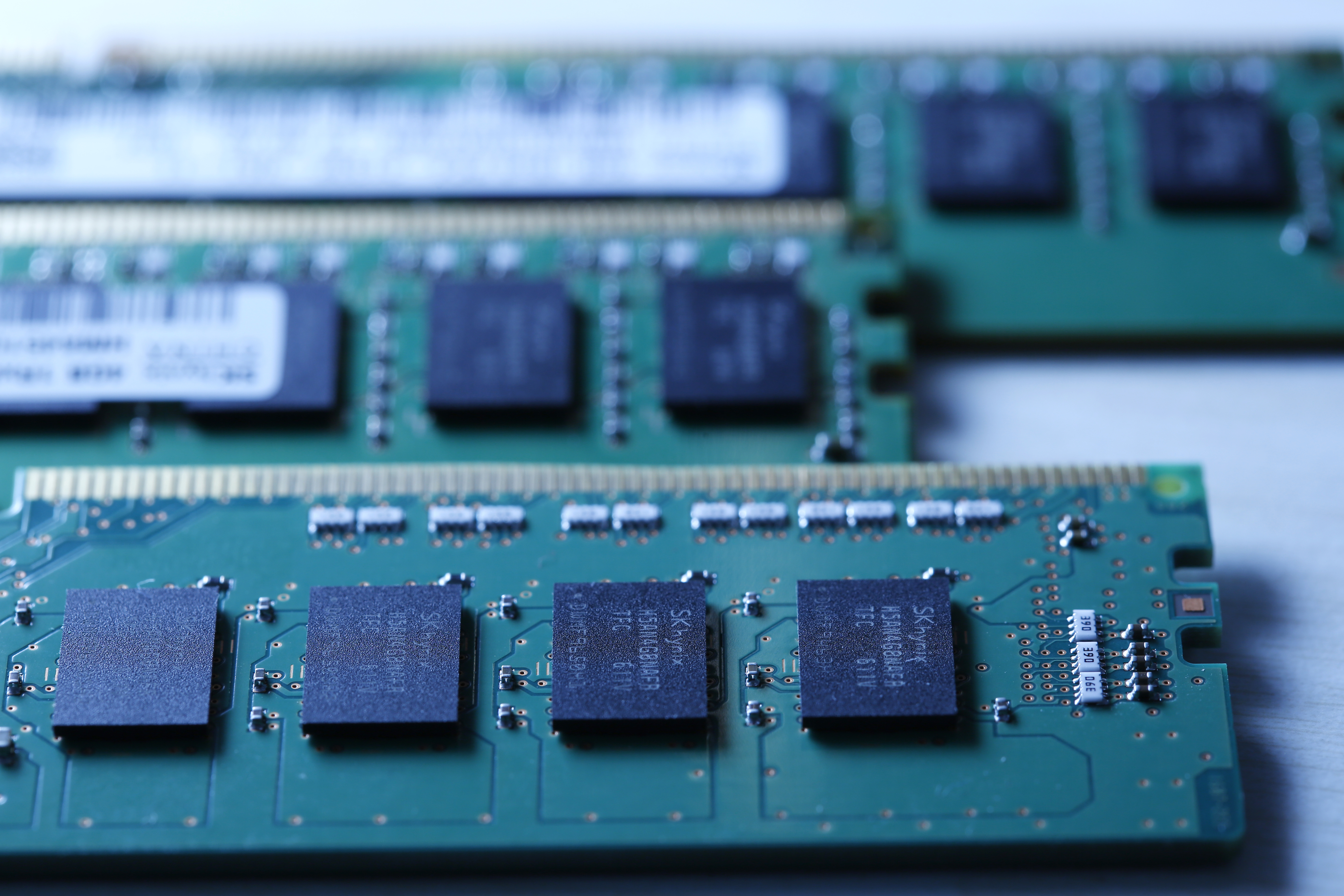 市場預期明年6月AI PC亮相，可望帶動記憶體需求強勁復甦。