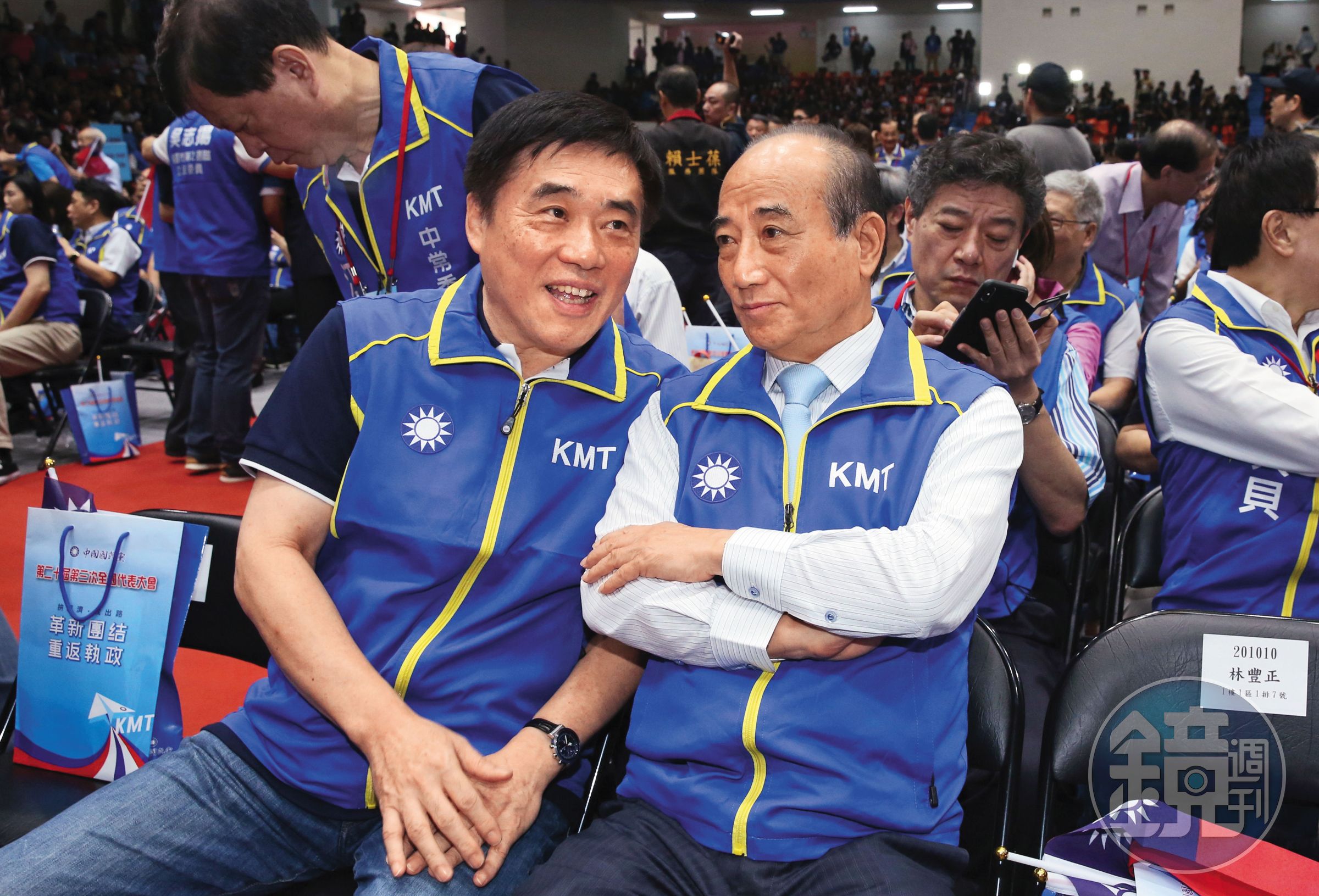郝龍斌（左）持續鴨子划水，拚拉攏本土派票源。右為王金平。
