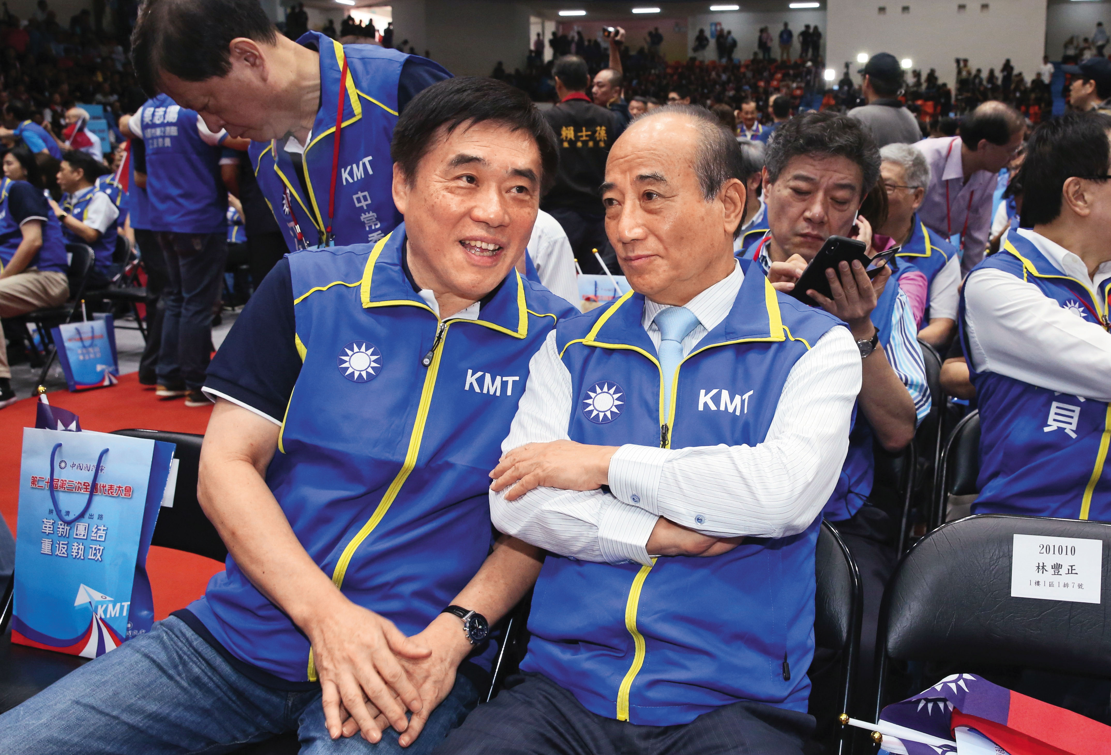 郝龍斌(左)持續鴨子划水,拚拉攏本土派票源。右為王金平。