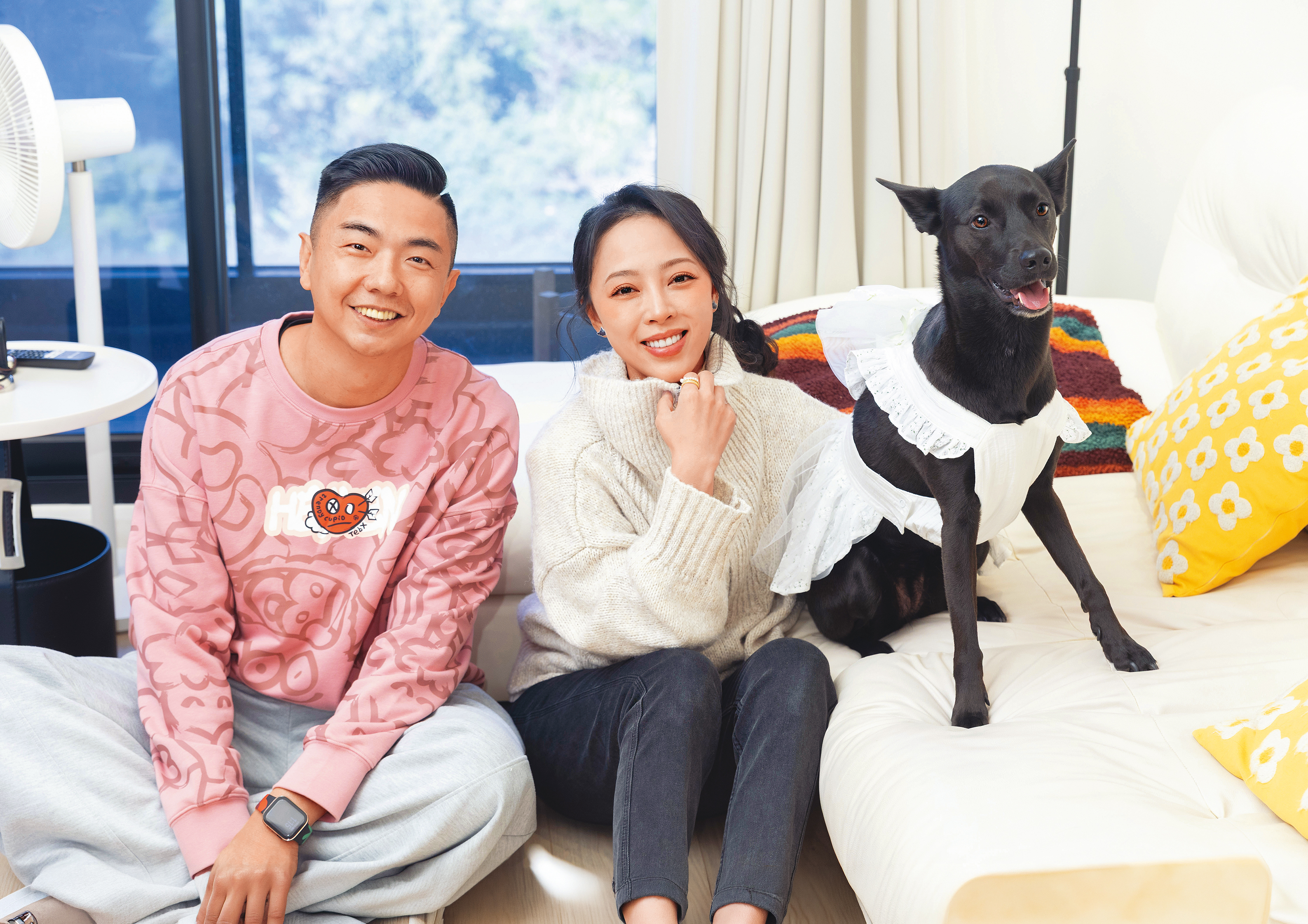 熊爸（左起）來到勇兔林筵諭跟米克斯「七辣」的家，七辣雖然怕生，但面對鏡頭還是很給面子，笑得十分開心呢！