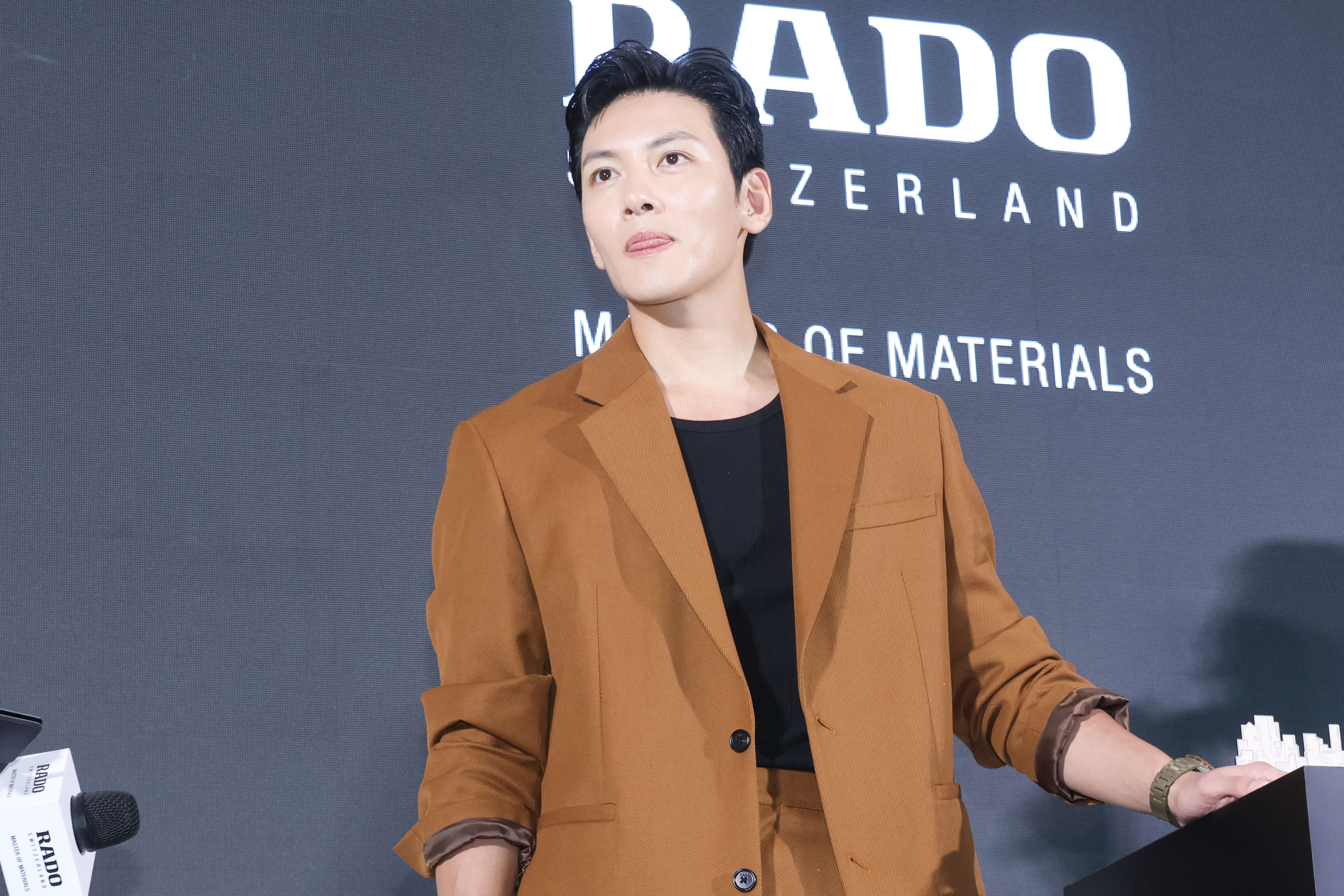 池昌旭賣萌吐舌金母湯～這舉動企圖使人犯罪啊。（同步伸舌）