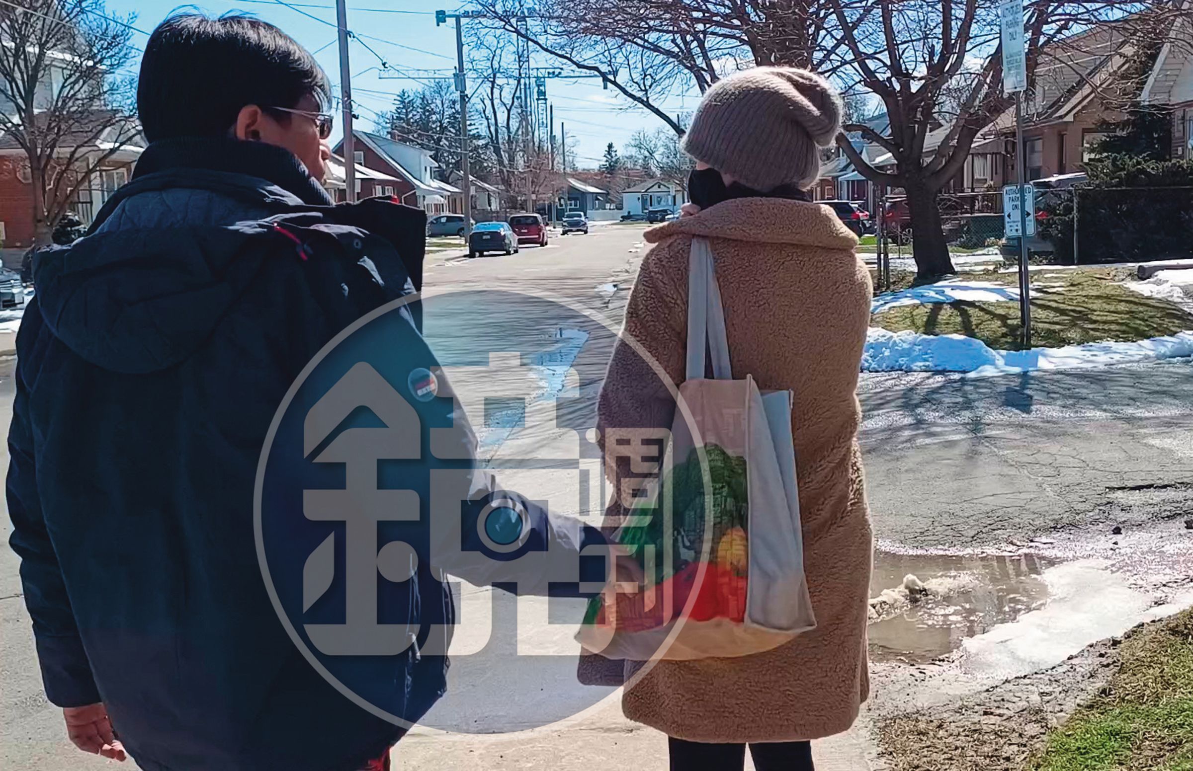 本刊記者（左）趁貴婦奈奈（右）下車後，見機不可失，趨前表明身分欲採訪，她一度嚇到不理記者。