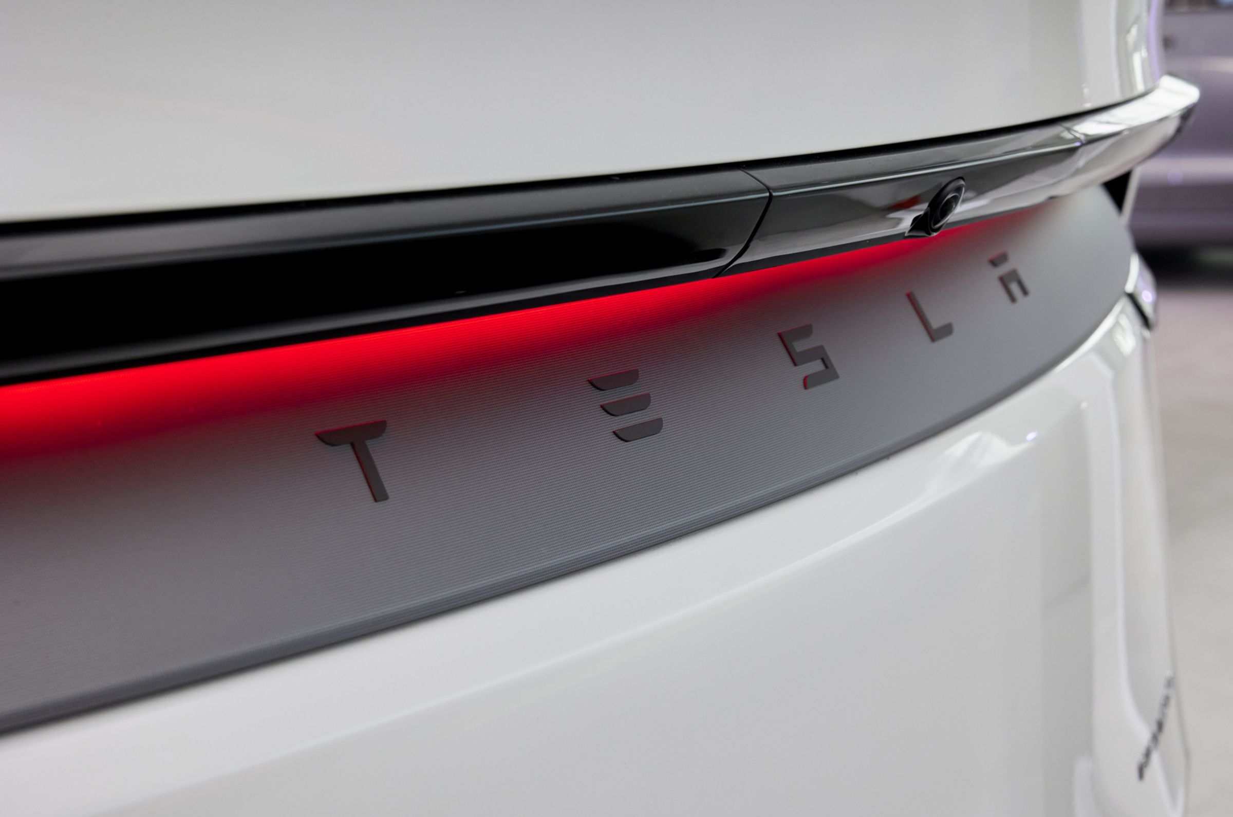 Model Y 全新單一貫穿式尾燈是同級產品中第一款間接反射式車身面板尾燈