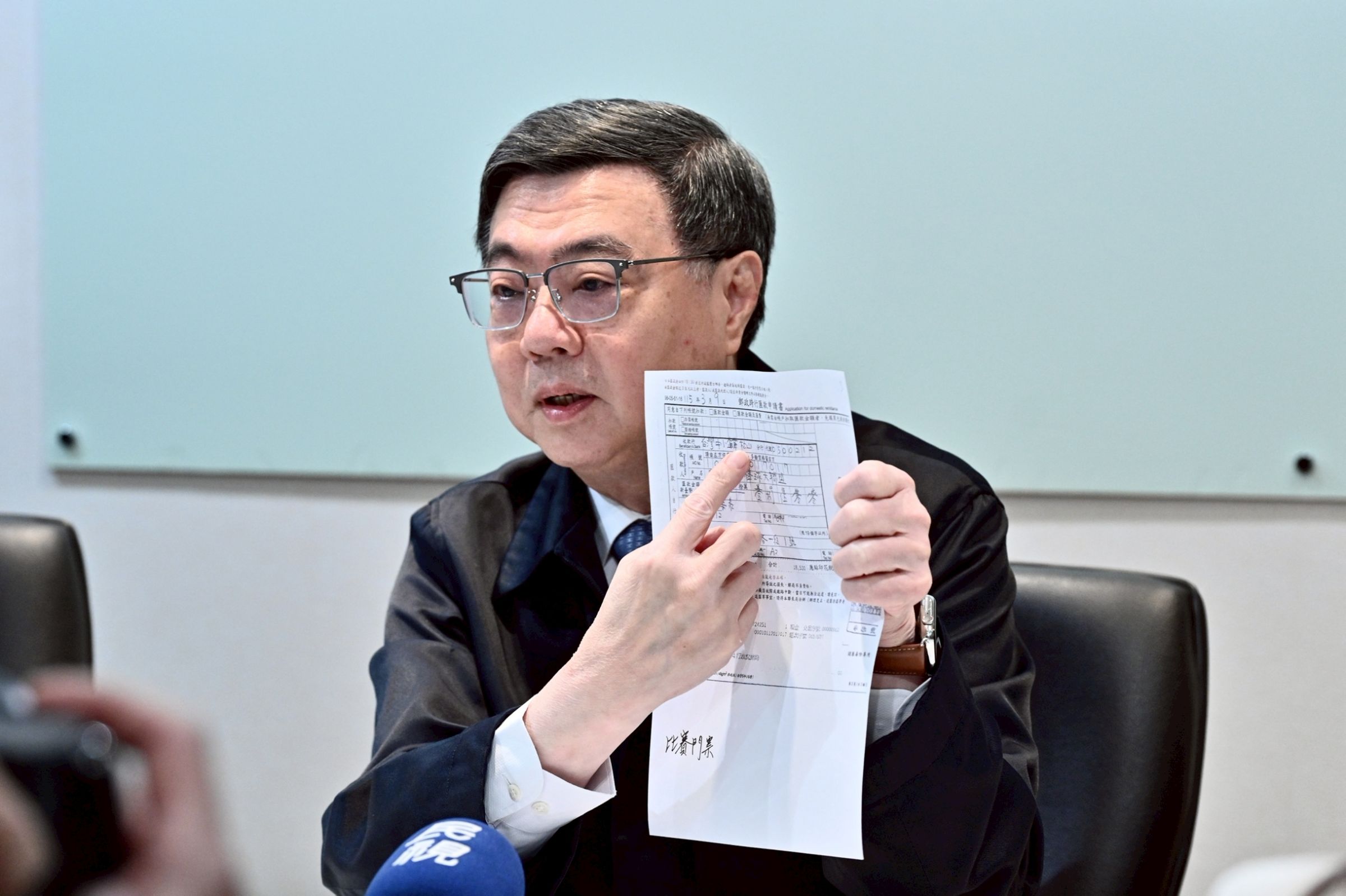 卓榮泰昨秀出單據證明的WBC門票是自己花錢中職代買,國民黨團則改口砲轟批中職無權售票,直指是違法特權票。(行政院提供)