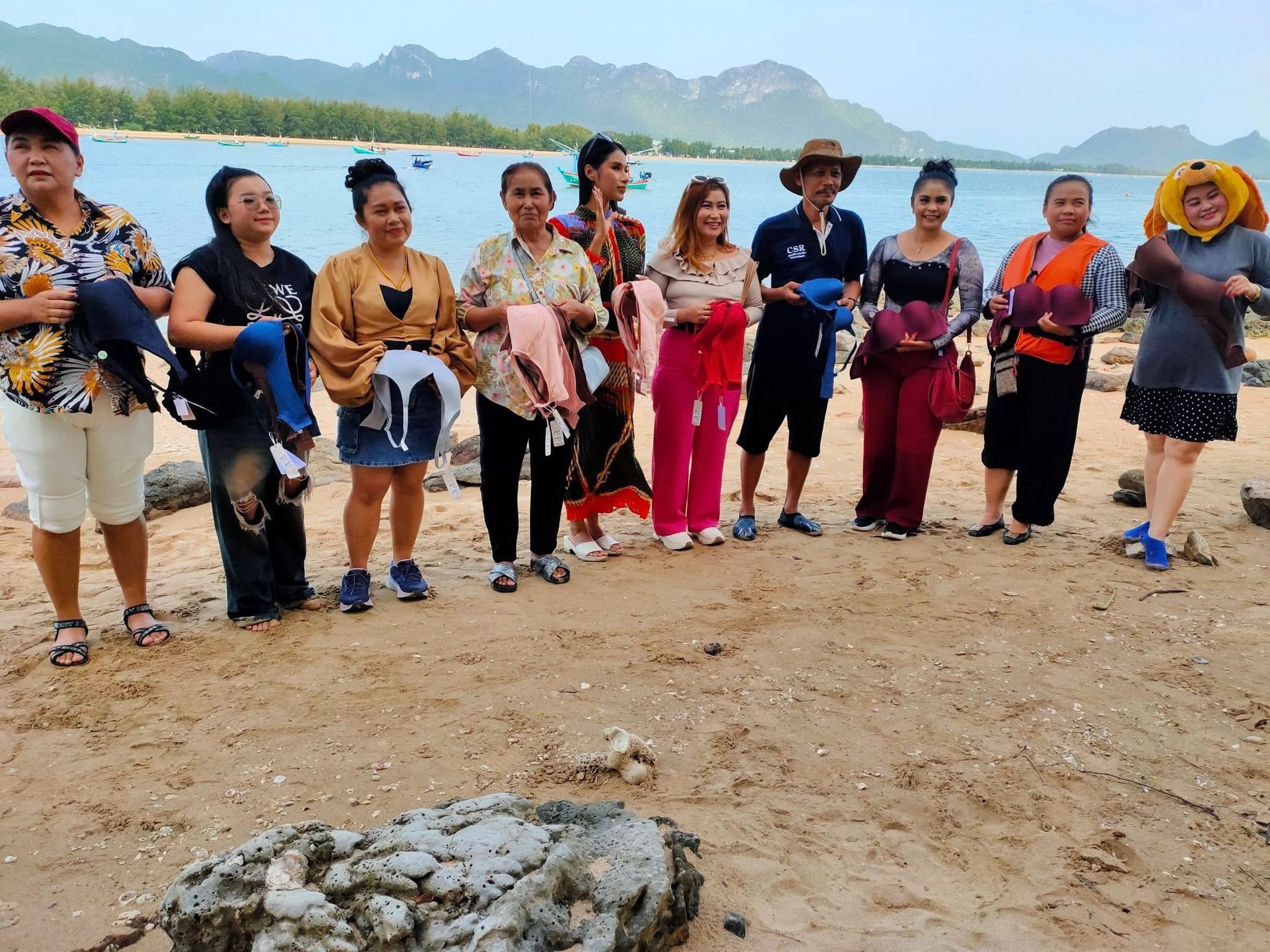 當地信徒在「Koh Nom Sao（少女雙乳島）」向女神獻上胸罩，感謝她實現戀愛願望。（翻攝自ผึ้งสัญจร）