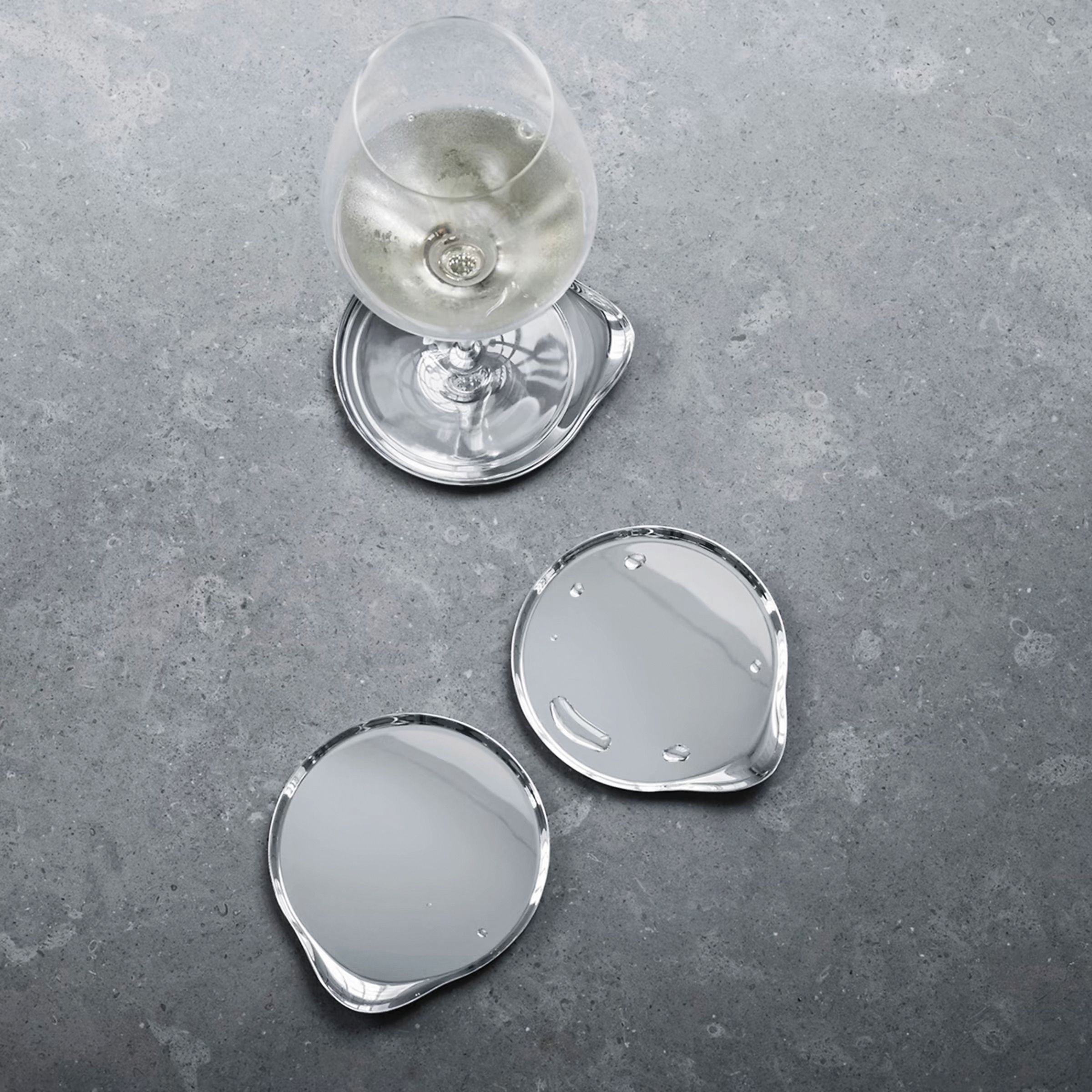 WINE Coasters鏡面拋光不鏽鋼杯墊4件組。NT$2,600（喬治傑生提供）