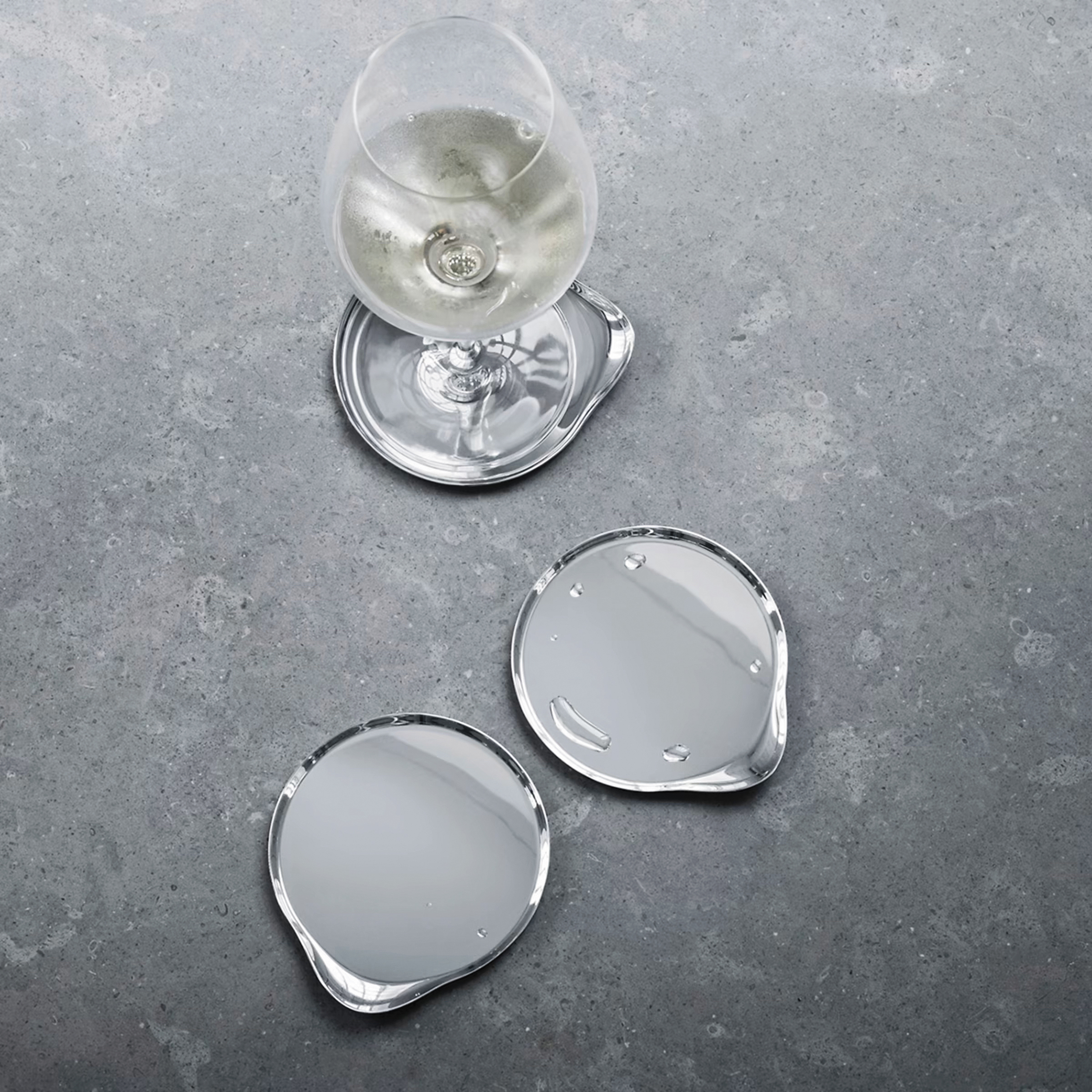 WINE Coasters鏡面拋光不鏽鋼杯墊4件組。NT$2,600（喬治傑生提供）