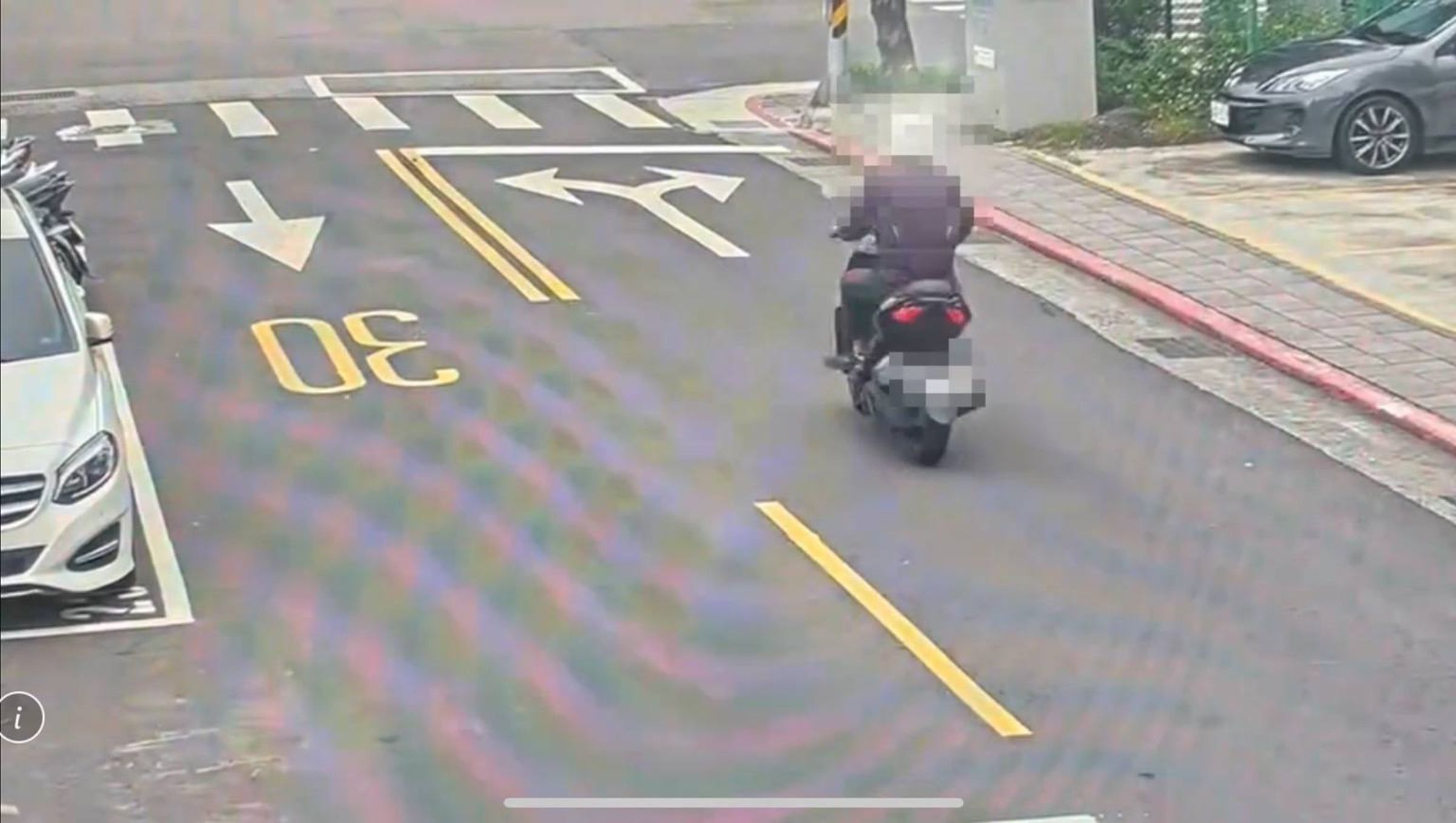 朱男騎乘偷來的機車四處找尋下手機會。（翻攝畫面）