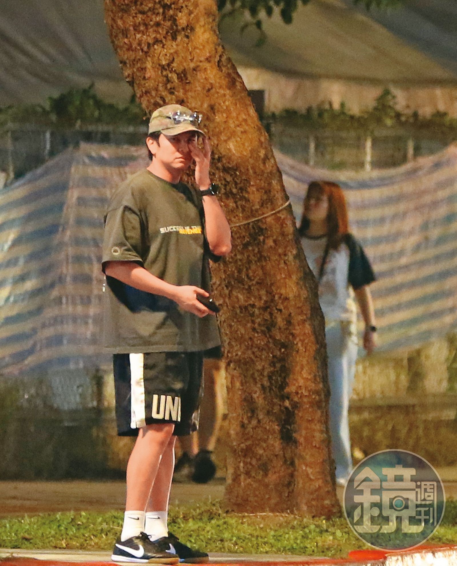 夜幕降臨，楊銘威卻不待在家與妻小享受天倫樂，又獨自外出，一度佇在路邊揉眼發呆