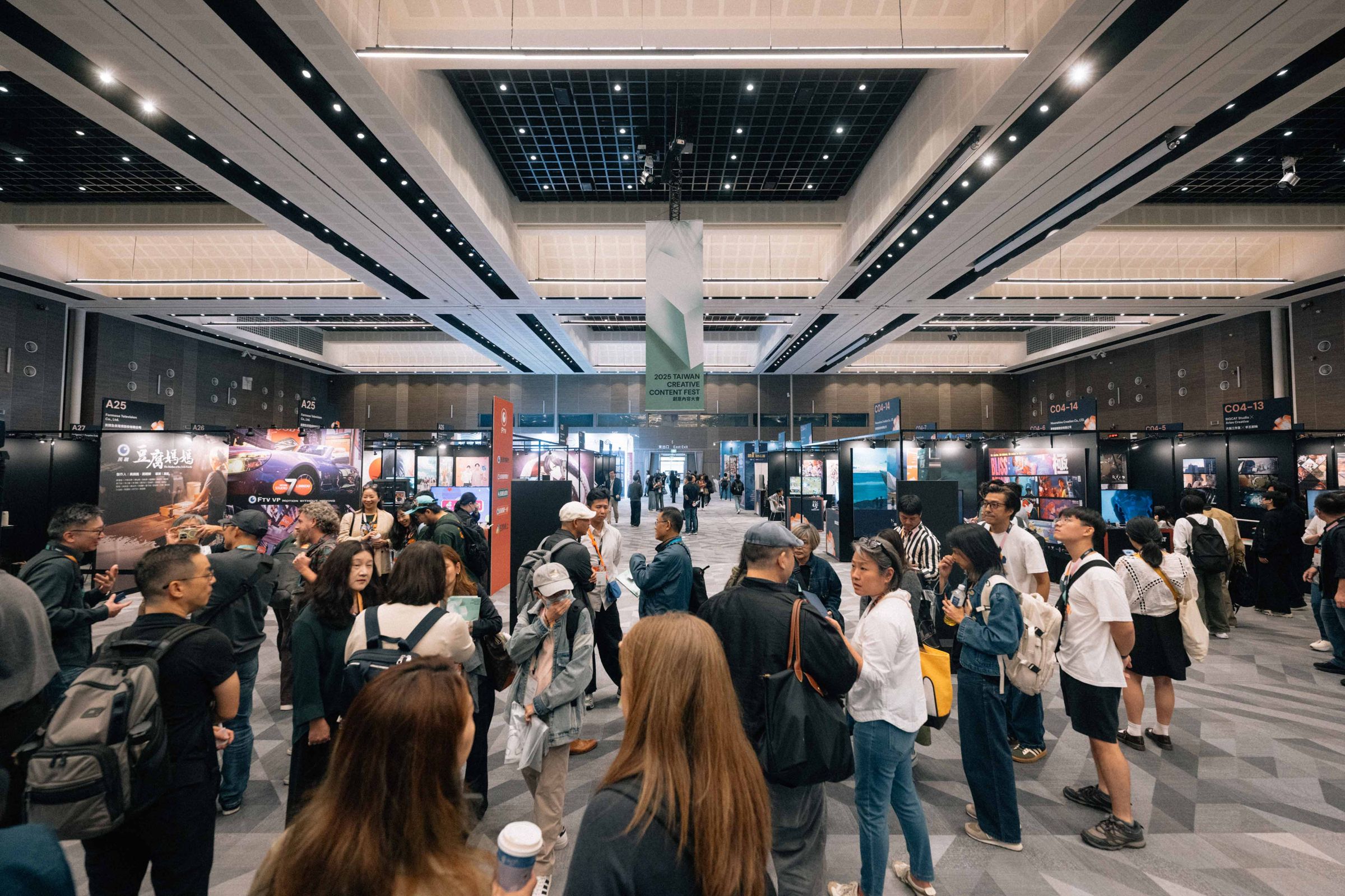 MARKET 市場展的展位人潮絡繹不絕。（文策院提供）