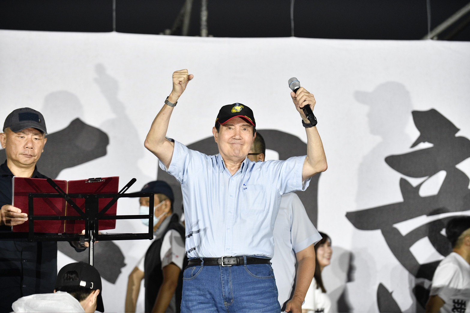 馬英九砲轟總統賴清德出賣台灣、藐視6成民意，呼籲明日一定要出來投票。（鏡報李智為攝）