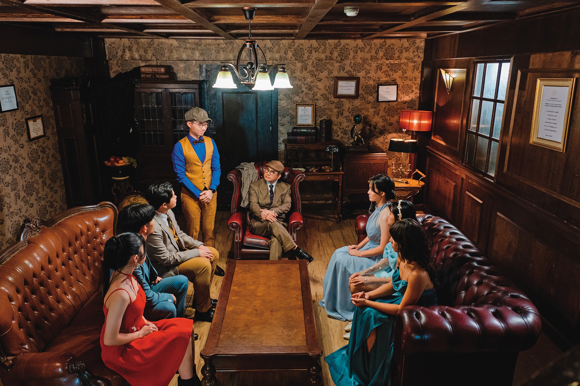 視網膜（左後）與洪都拉斯（中）在《成仁高中偵探社》中扮演社團指導員與NPC，引導參賽者進入敘事情境。（小公視提供）