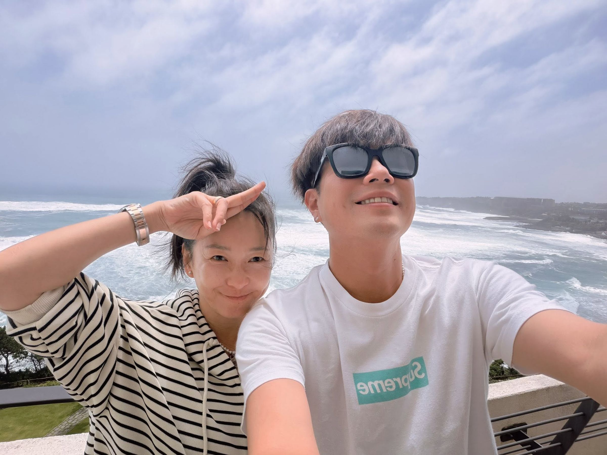 李易與六月前往濟州島度假，挺過婚姻危機後，感情回溫。（李易臉書）